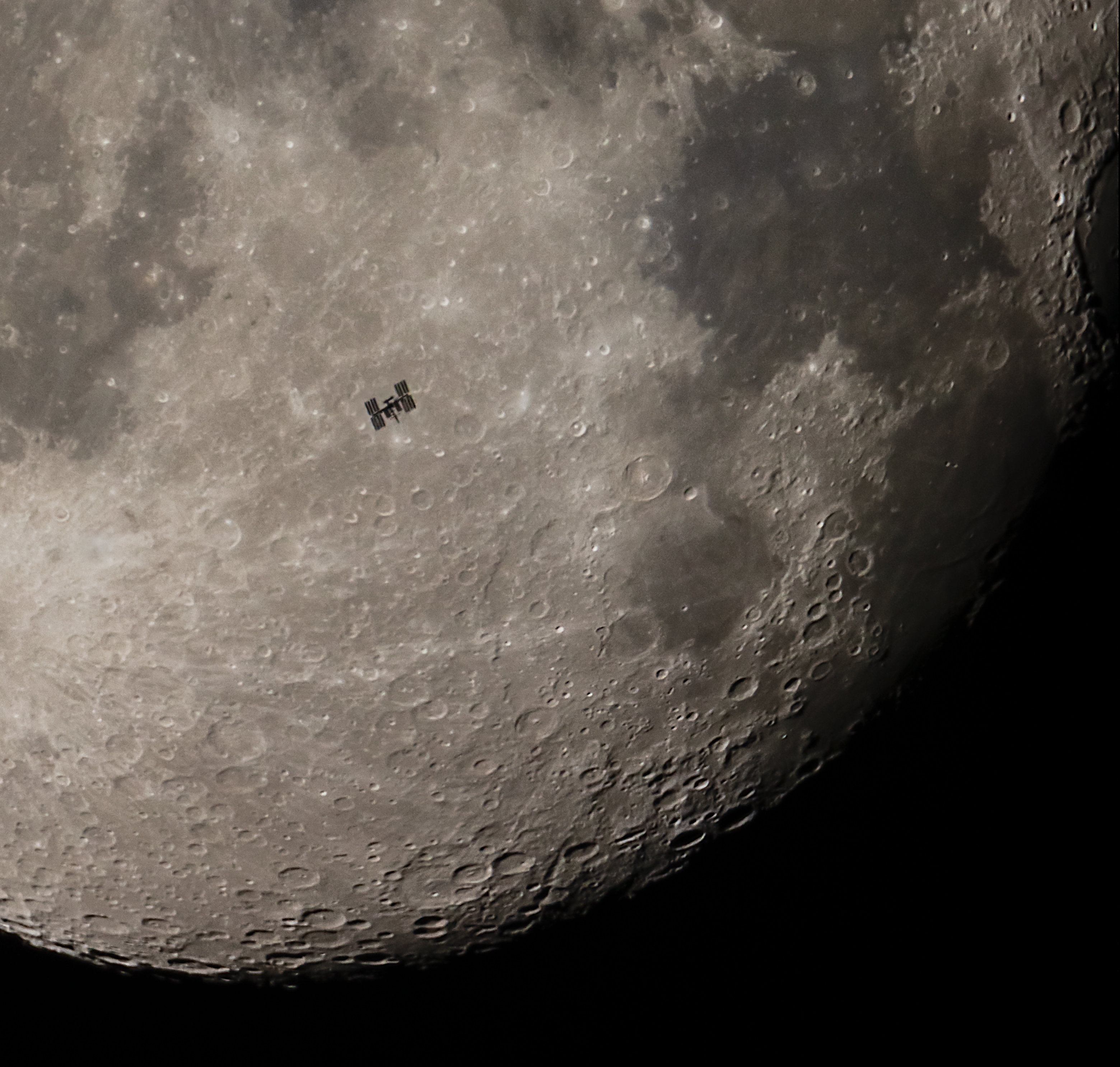 APOD: 2020 November 6 – Moon over ISS