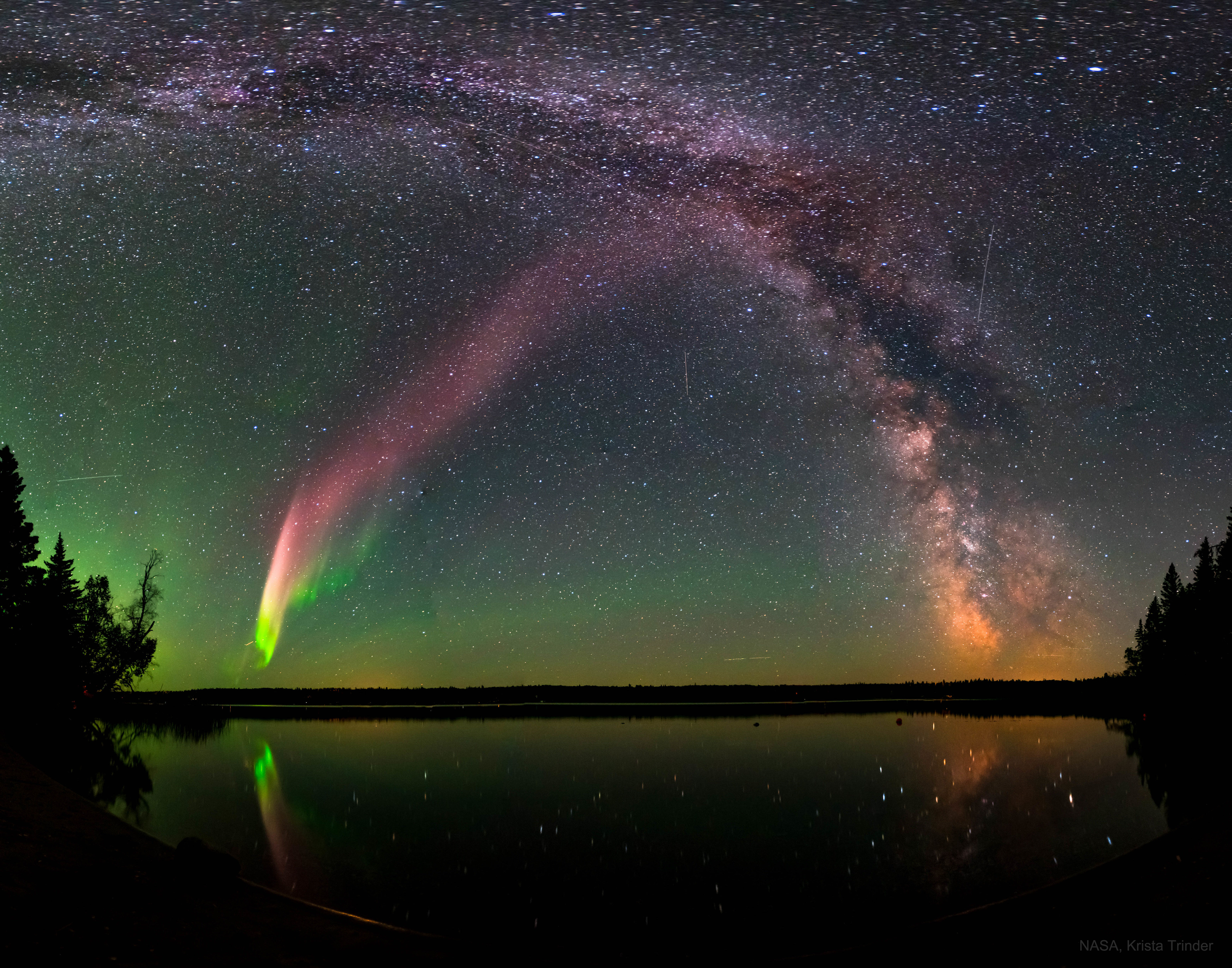 APOD: 2020 November 17 – A Glowing STEVE and the Milky Way