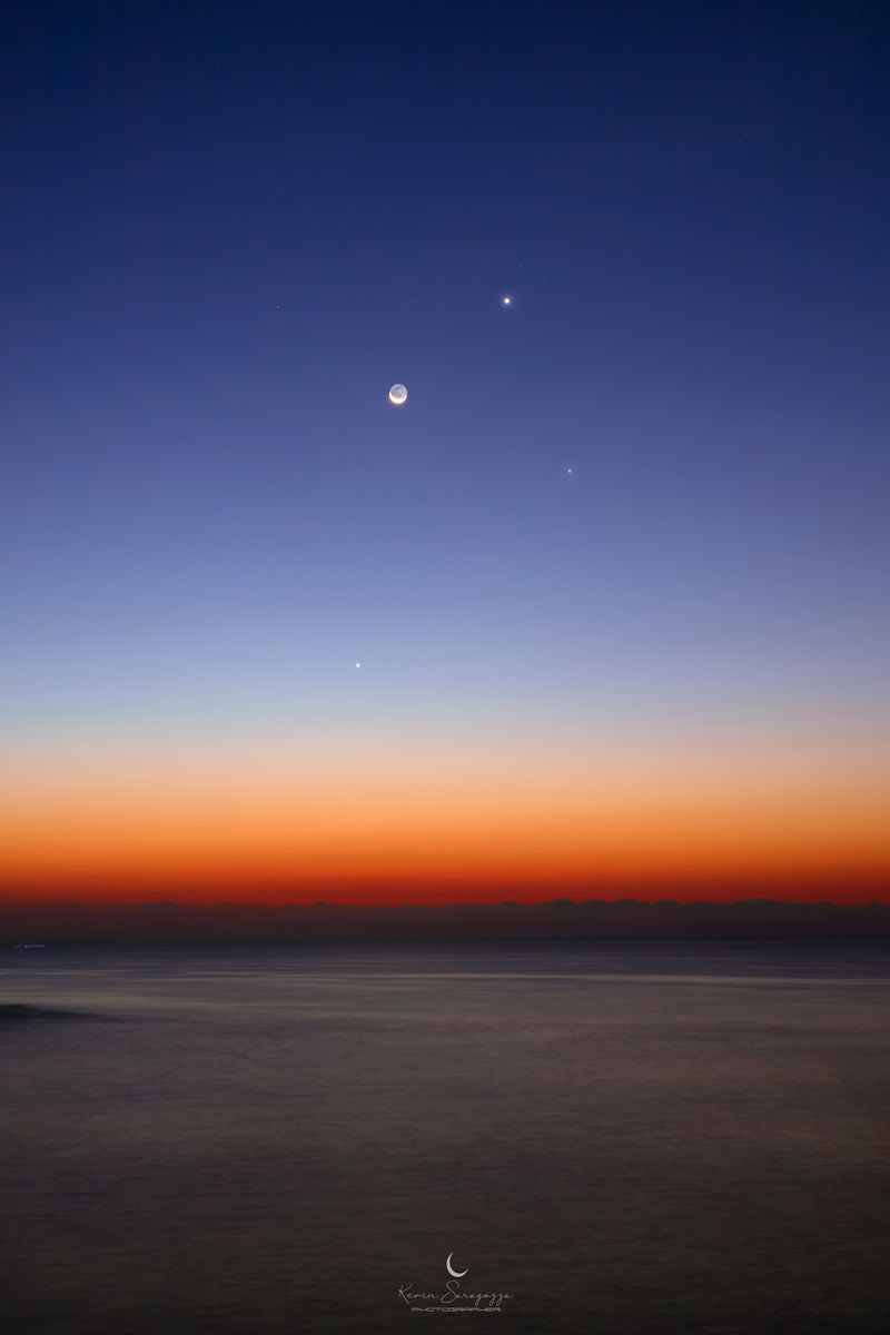 APOD: 2020 November 14 – Venus, Mercury, and the Waning Moon