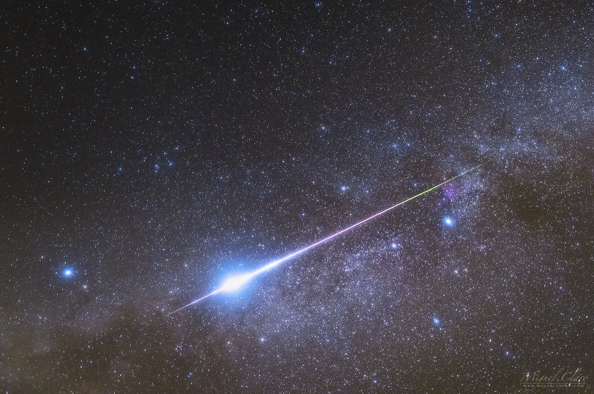 APOD: 2021 August 19 – Bright Meteor, Starry Sky