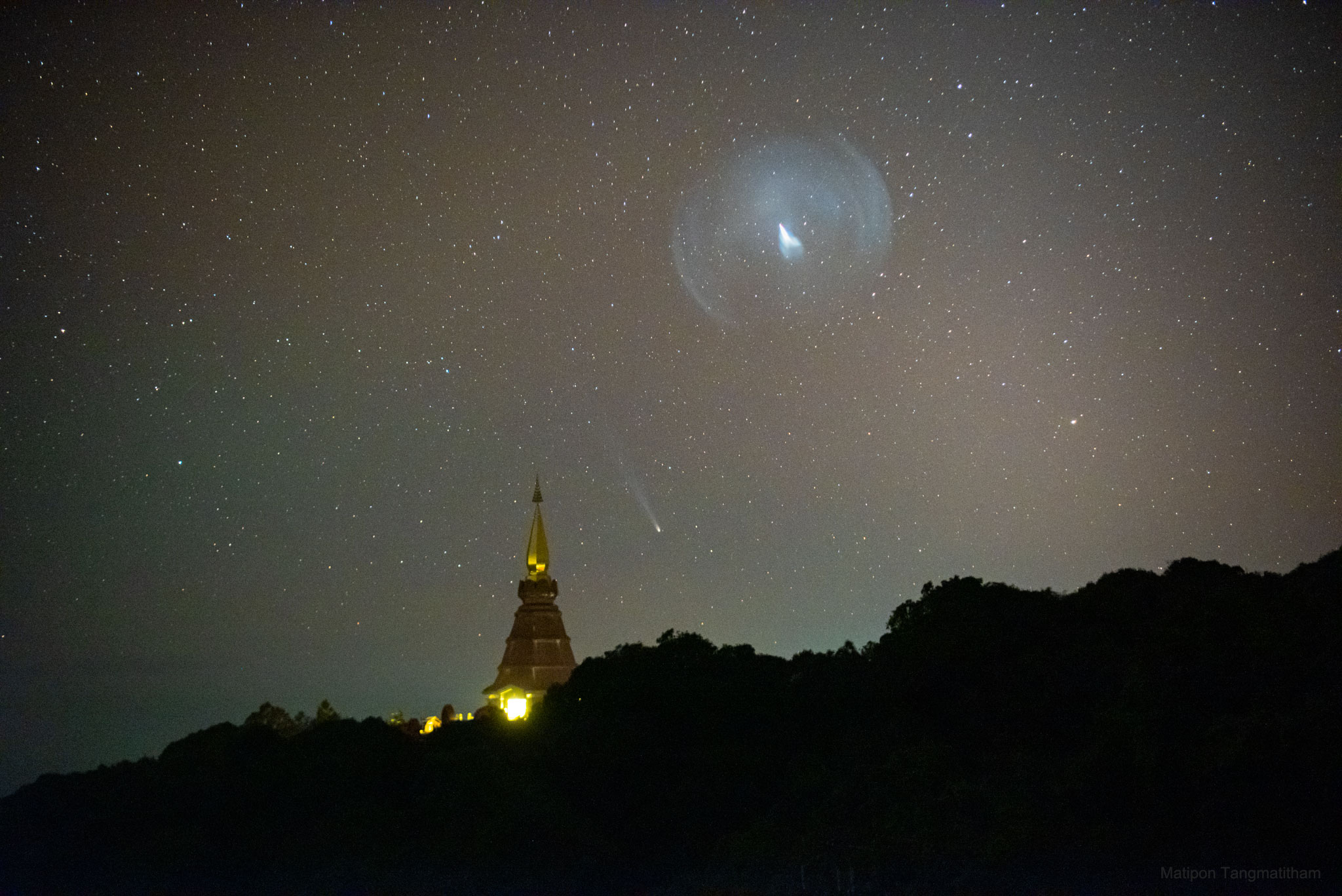 APOD: 2021 December 27 – Comet Leonard behind JWST Launch Plume