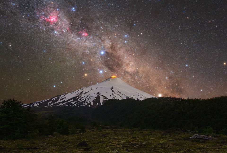 APOD: 2021 January 25 – Southern Cross over Chilean Volcano