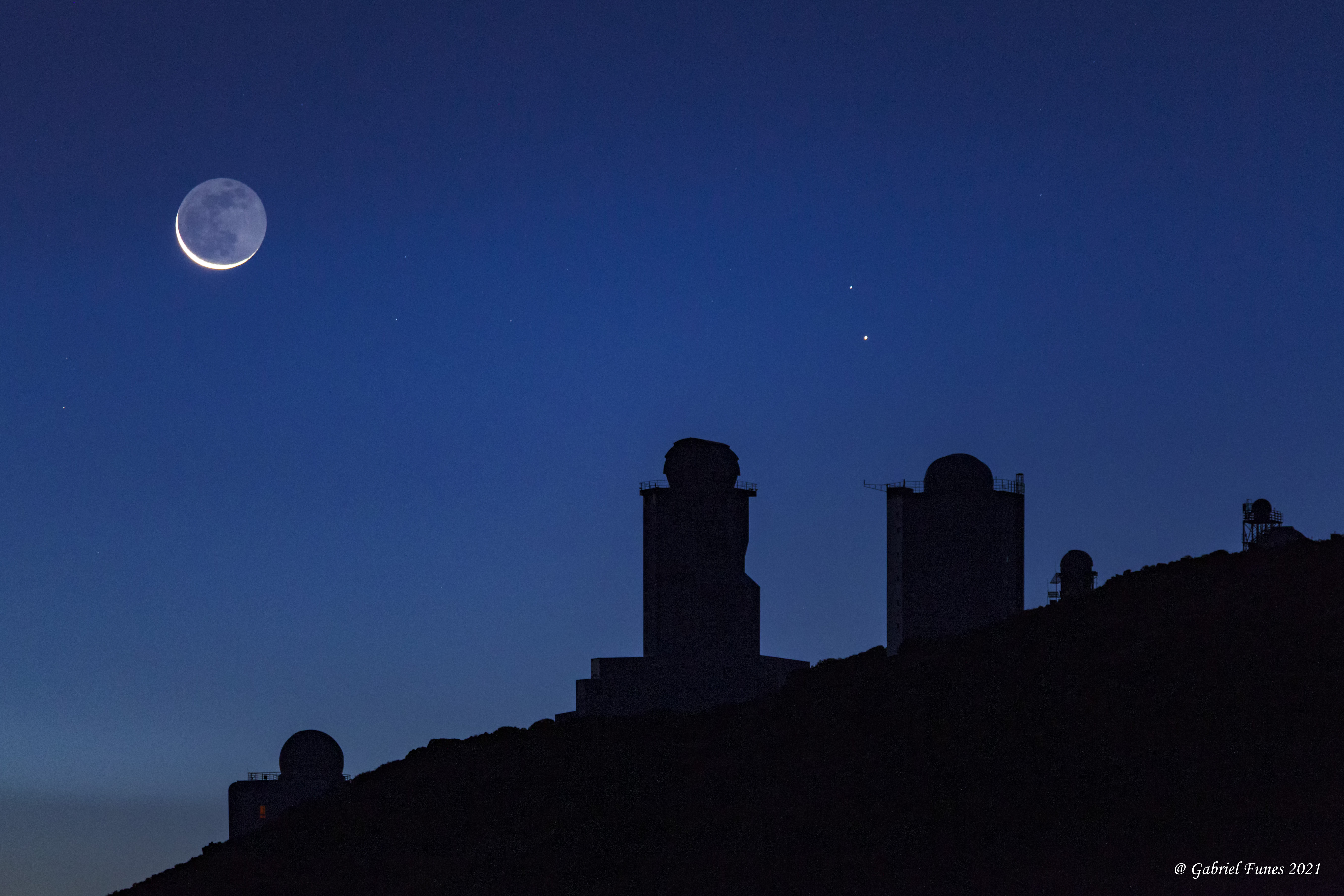 APOD: 2021 July 10 – Mercury and the Da Vinci Glow