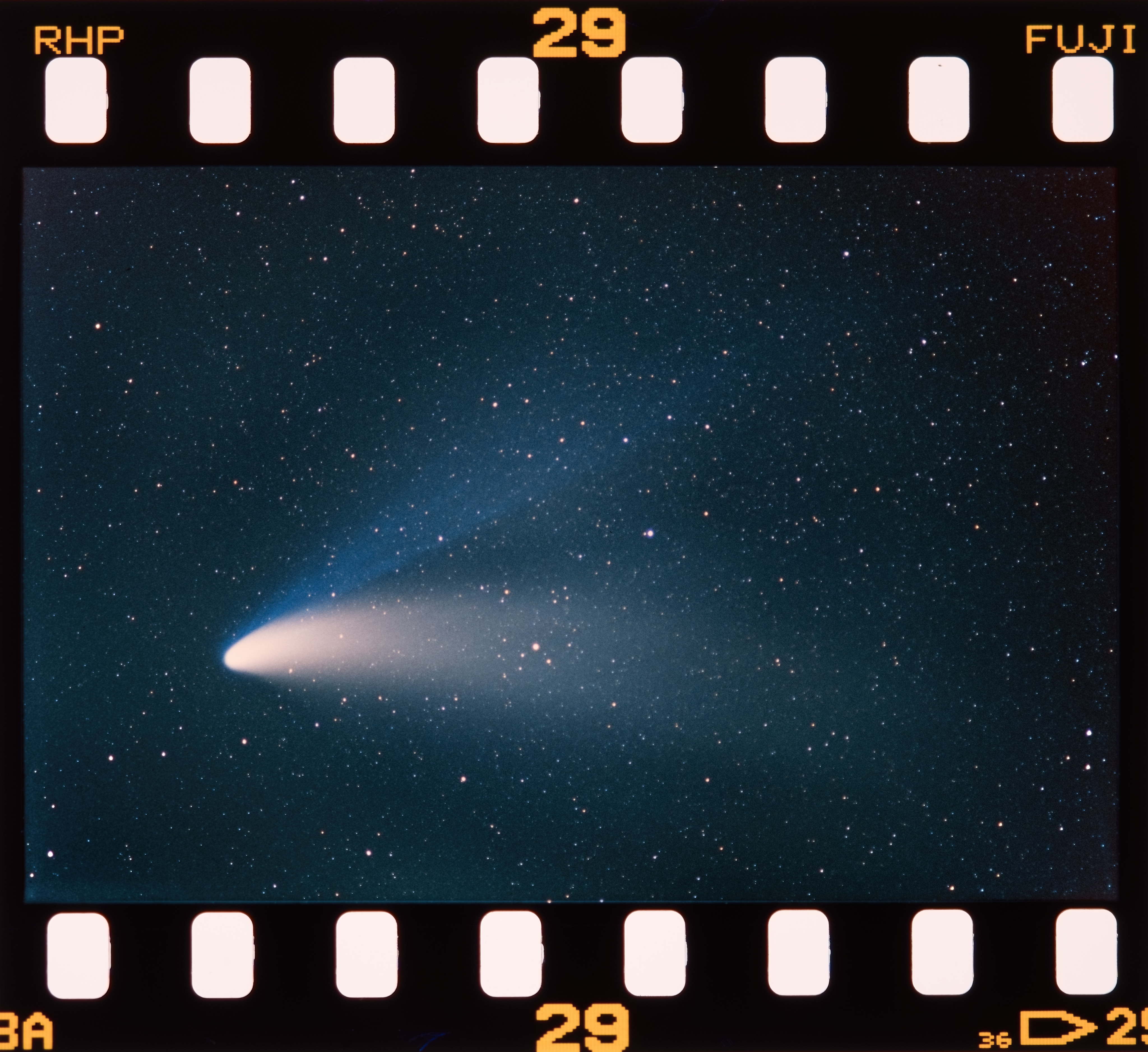 APOD: 2022 April 8 – Hale-Bopp: The Great Comet of 1997
