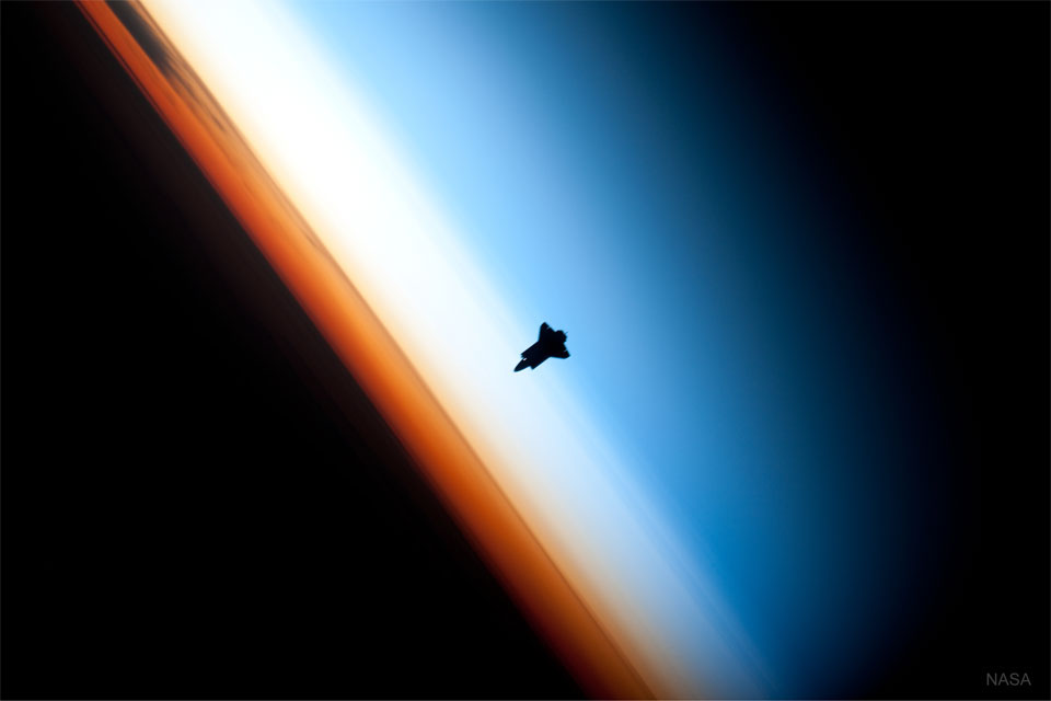 APOD: 2022 April 17 – Shuttle Over Earth
