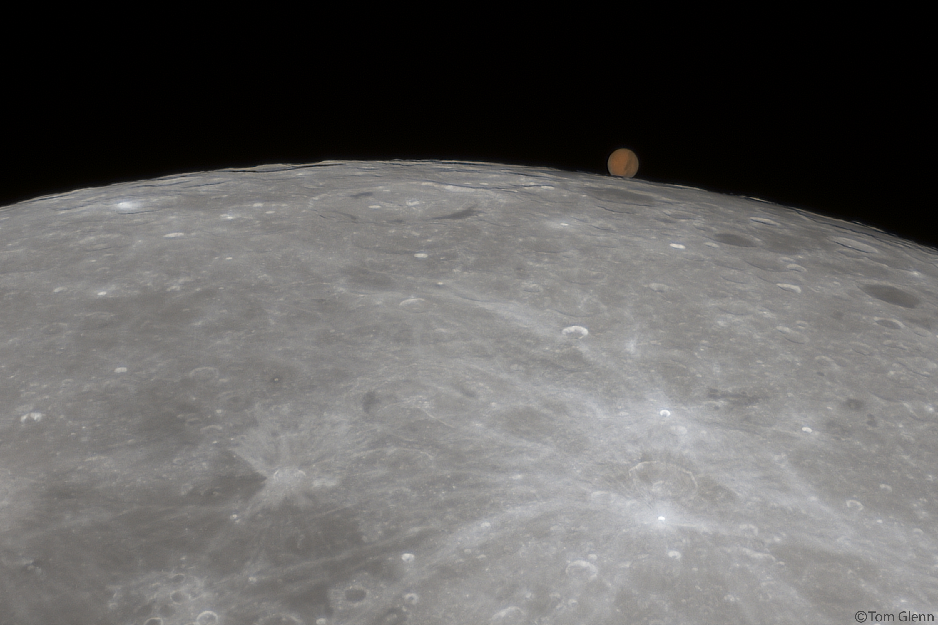 APOD: 2022 December 9 – Mars Rises above the Lunar Limb