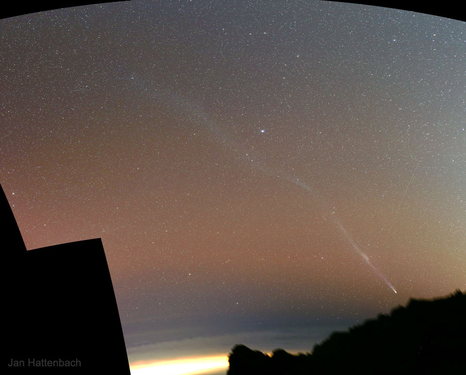 APOD: 2022 January 3 – Comet Leonards Long Tail