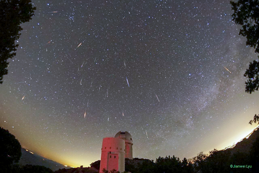 APOD: 2022 June 1 – Tau Herculid Meteors over Kitt Peak Telescopes