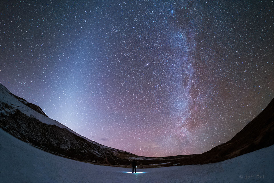 APOD: 2022 March 1 – Dueling Bands in the Night