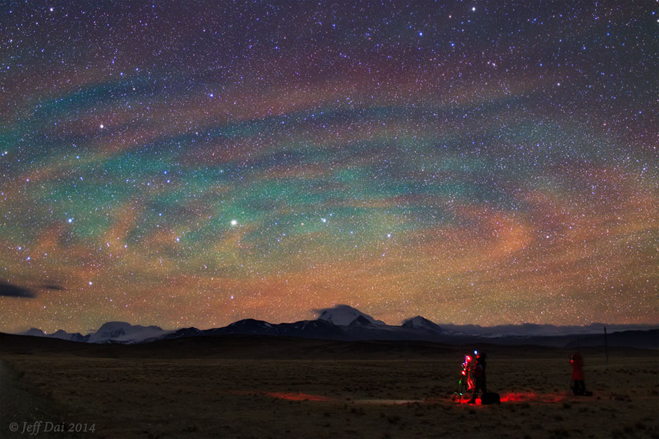 APOD: 2022 November 20 – Airglow Ripples over Tibet