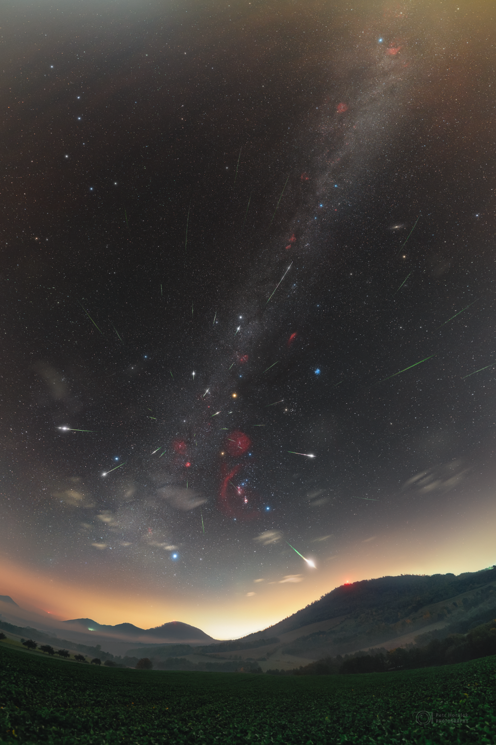 APOD: 2022 October 28 – Seven Years of Halley Dust