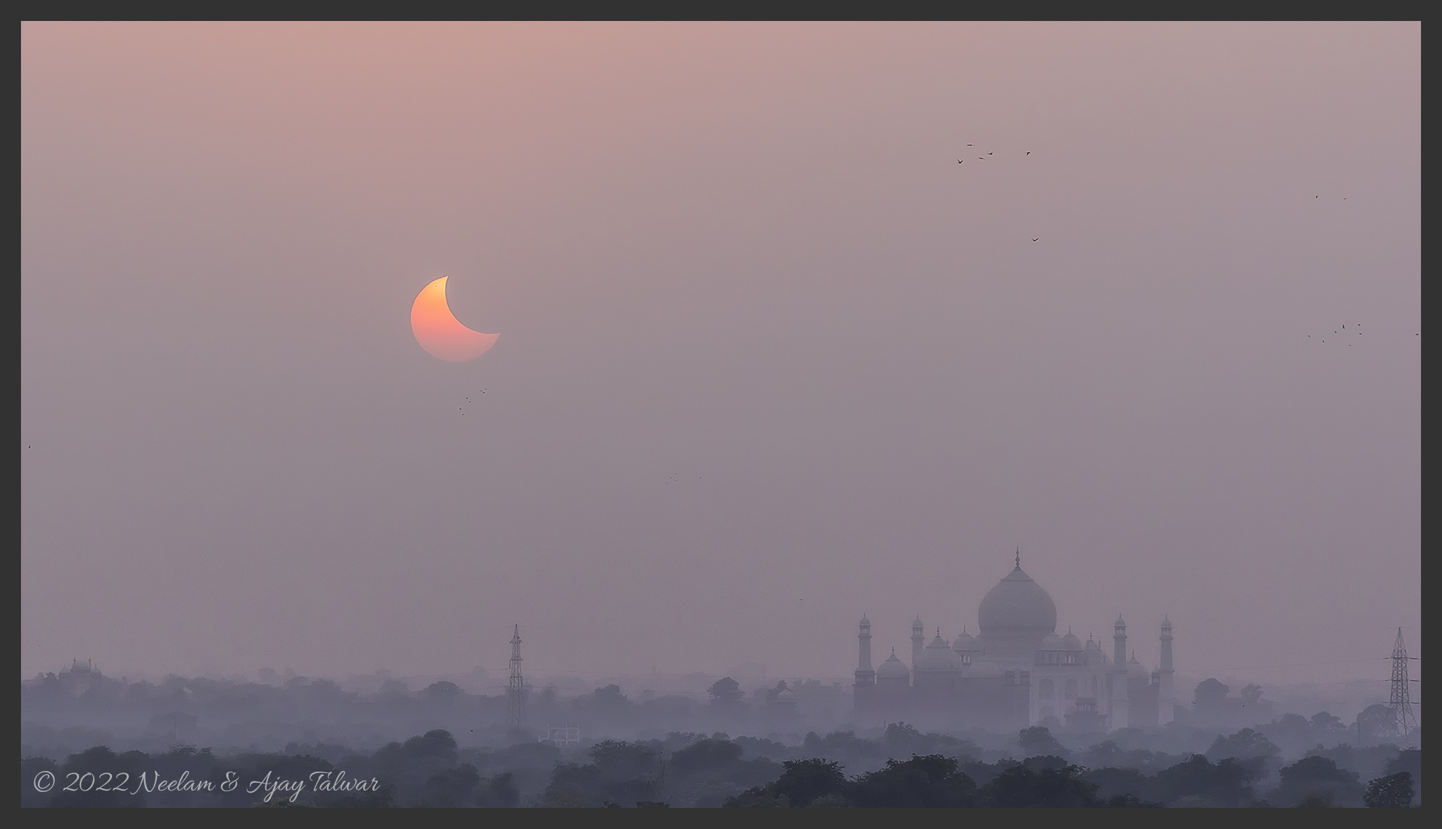 APOD: 2022 October 27 – Sunset, Moonset, Taj Mahal