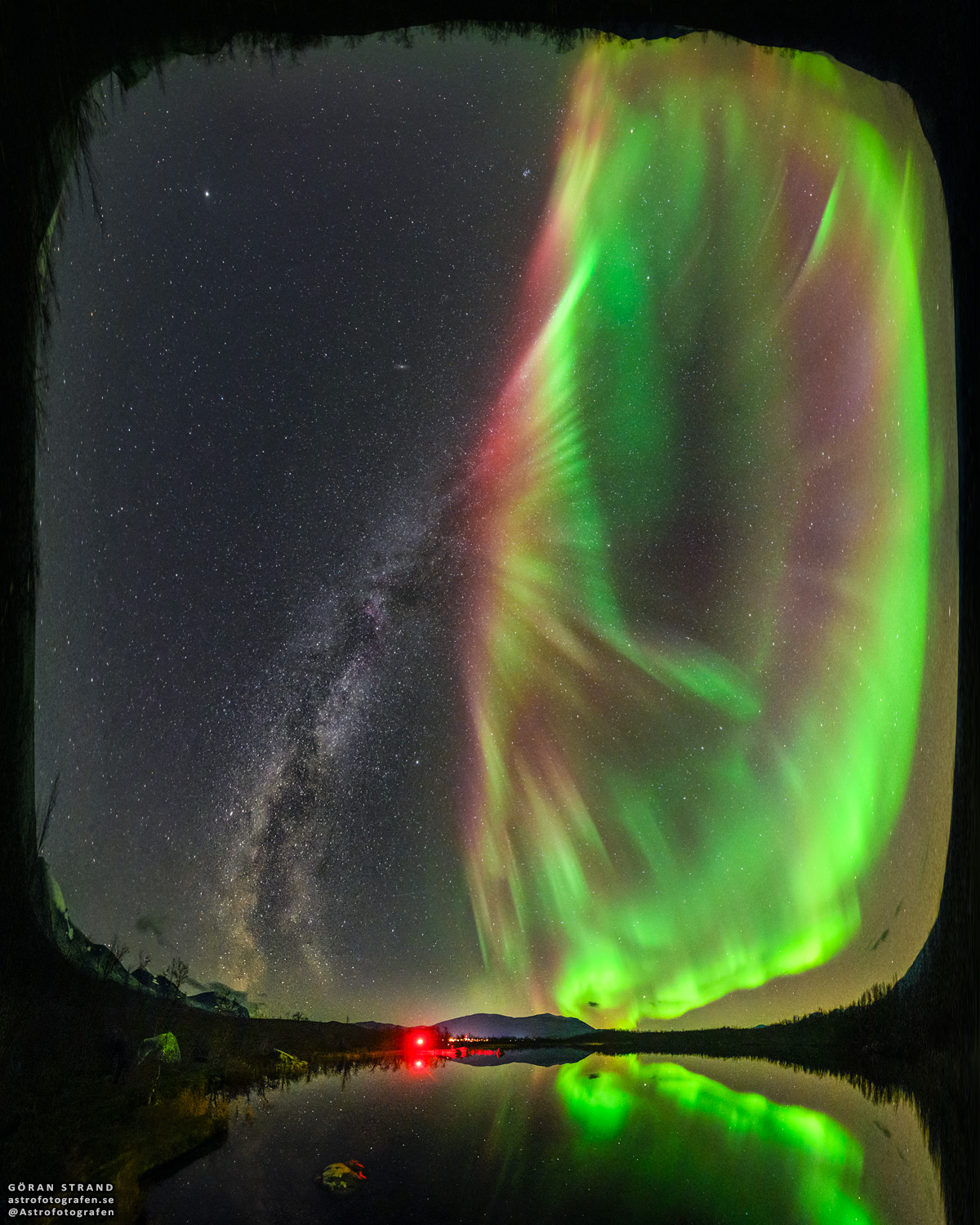 APOD: 2022 October 18 – Milky Way Auroral Flower