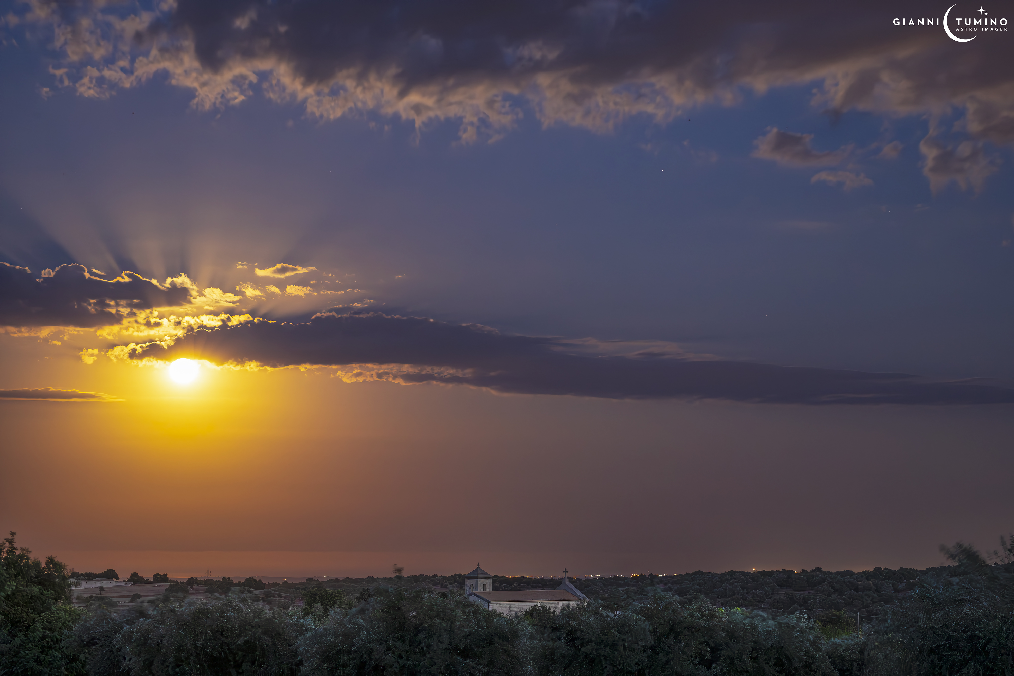 APOD: 2023 August 4 – Moonrays of August