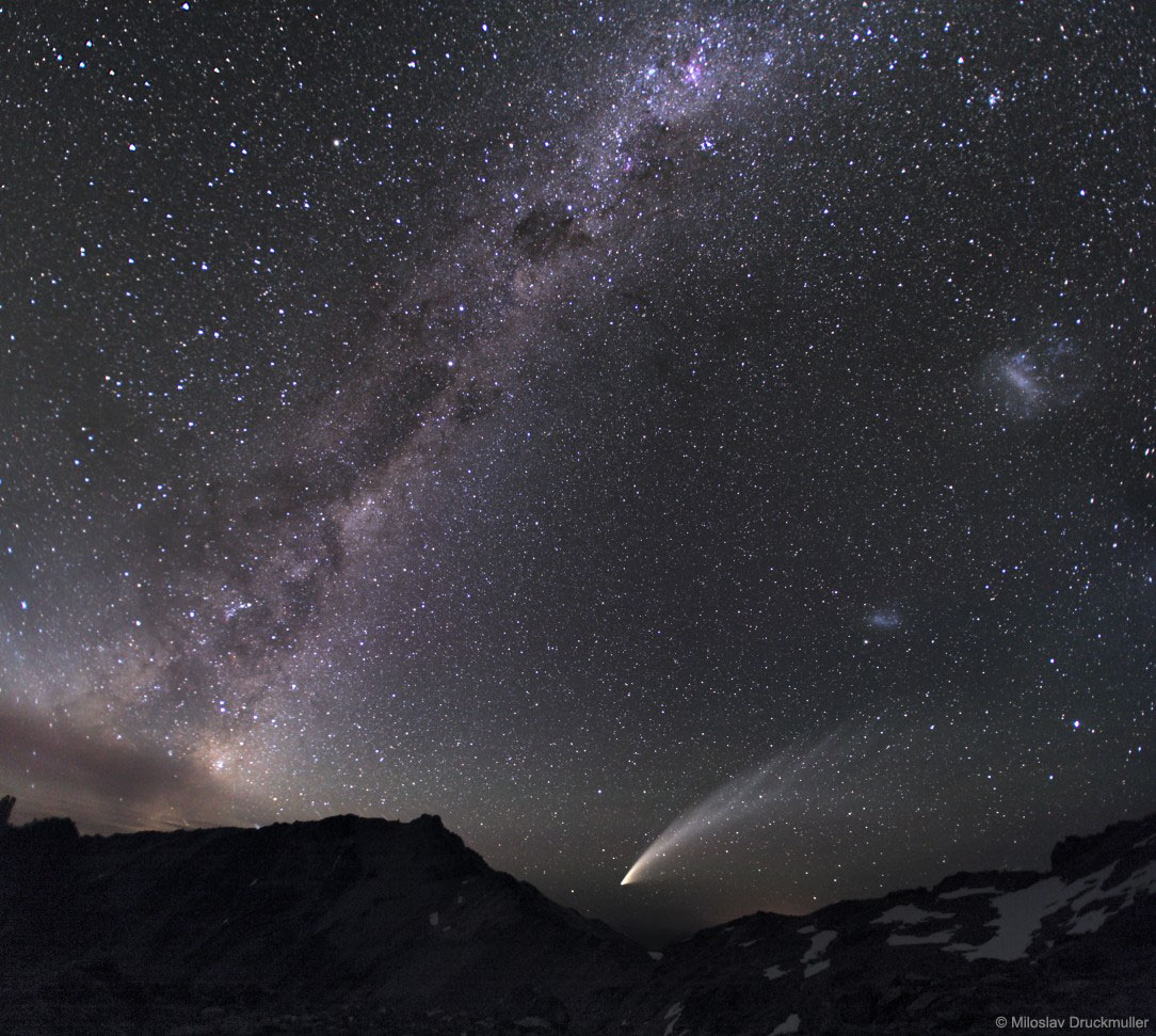 APOD: 2023 August 27 – Three Galaxies and a Comet