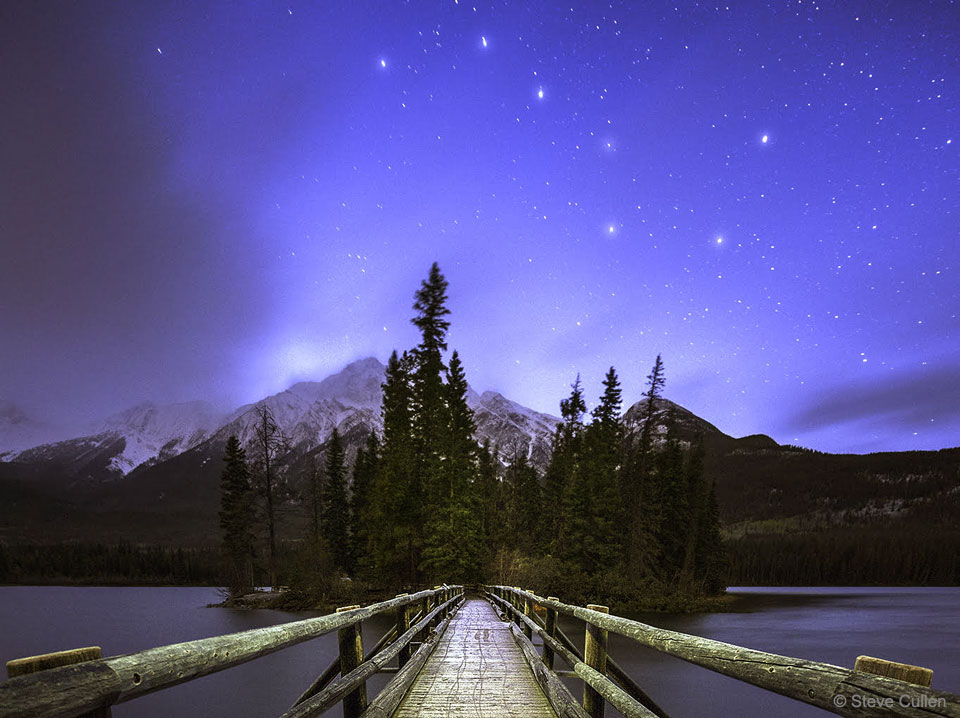 APOD: 2023 December 10 – Big Dipper over Pyramid Mountain