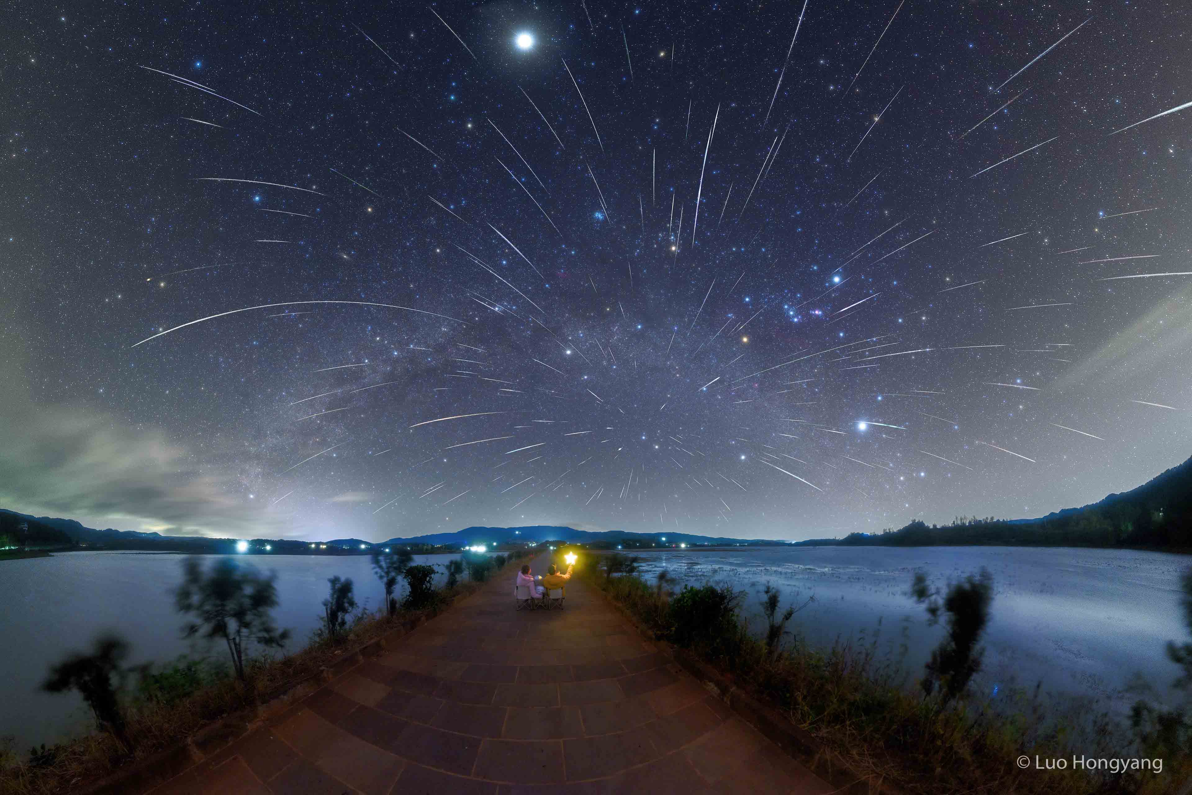 APOD: 2023 December 17 – Geminids over China’s Nianhu Lake