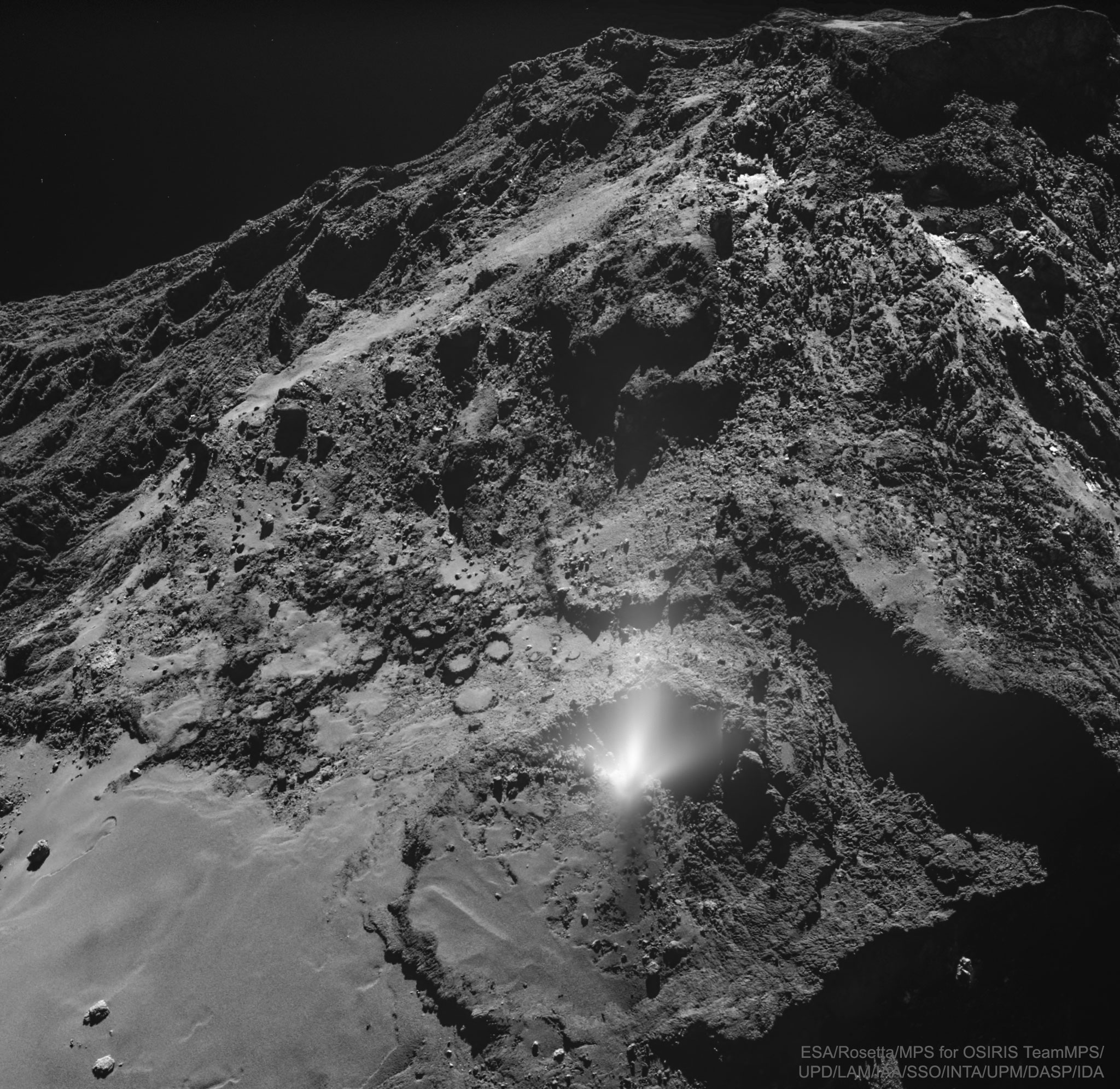 APOD: 2023 November 26 – A Dust Jet from the Surface of Comet 67P