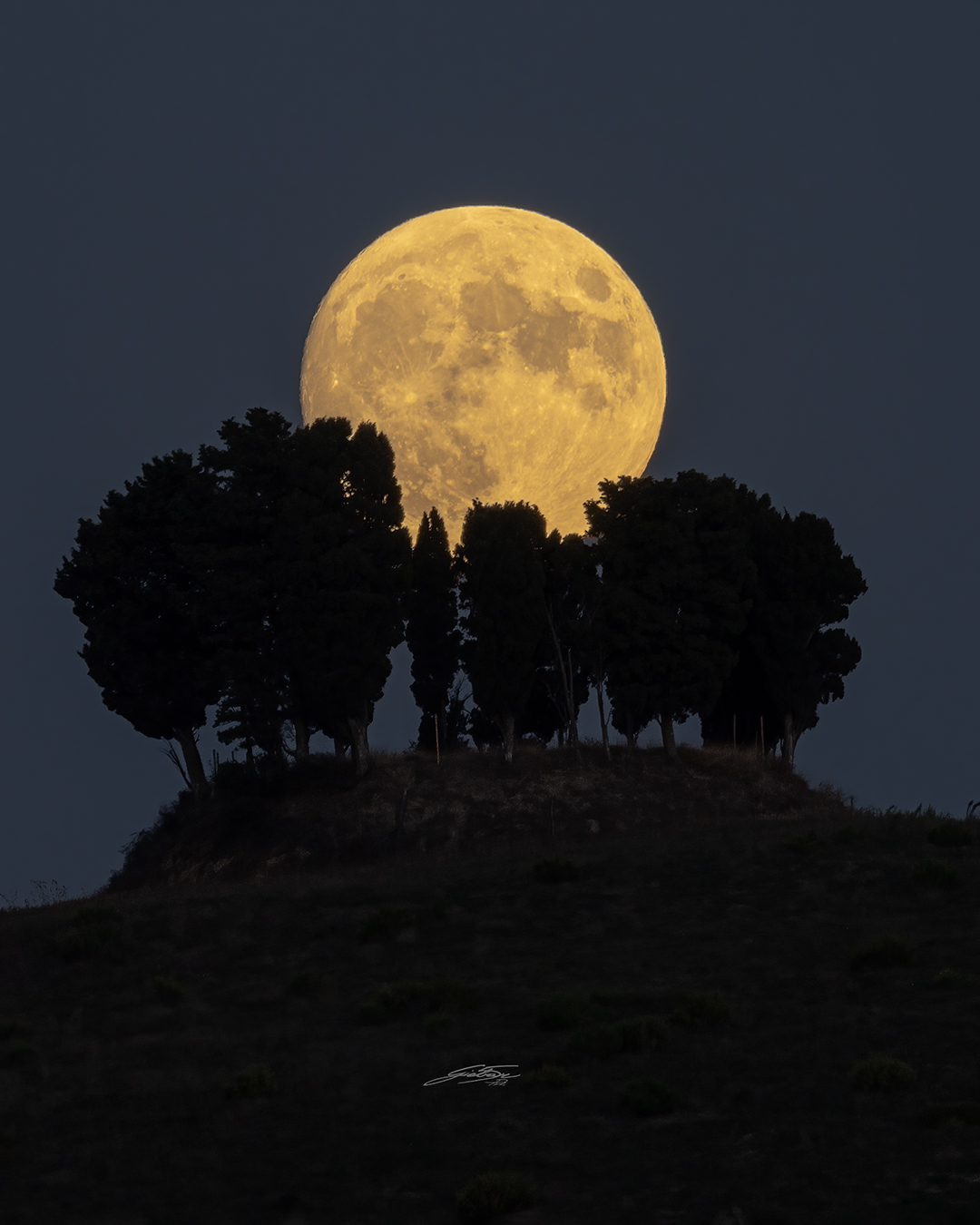 APOD: 2023 September 30 – A Harvest Moon over Tuscany