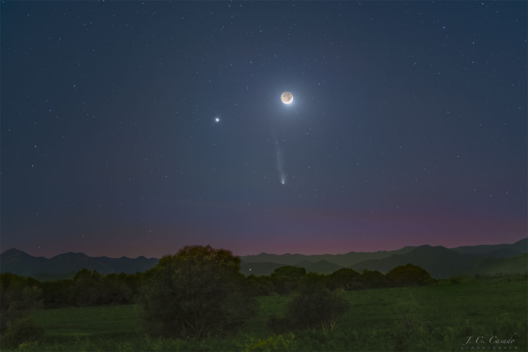 APOD: 2024 April 29 – Comet, Planet, Moon