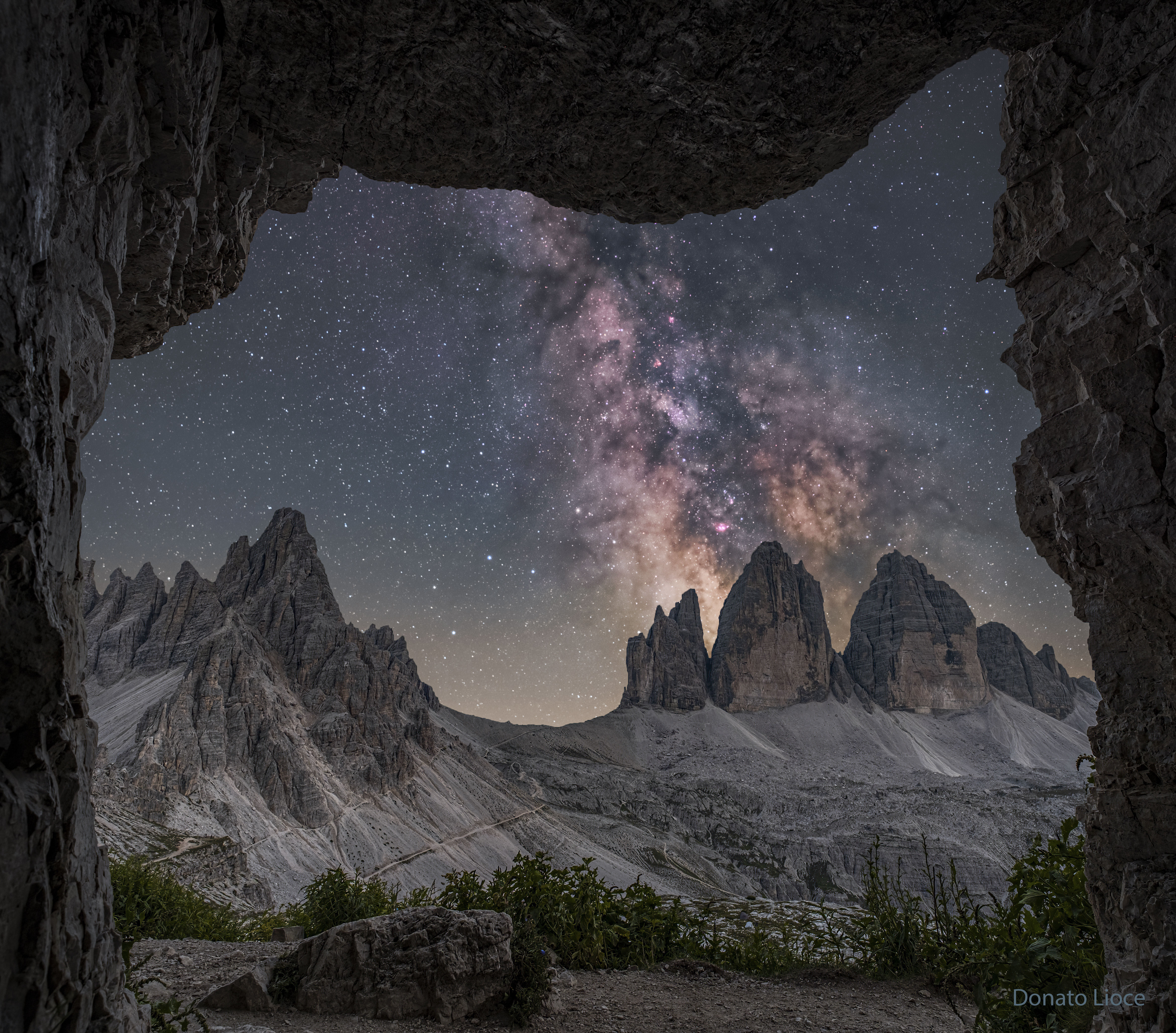 APOD: 2024 August 7 – Milky Way Behind Three Merlons