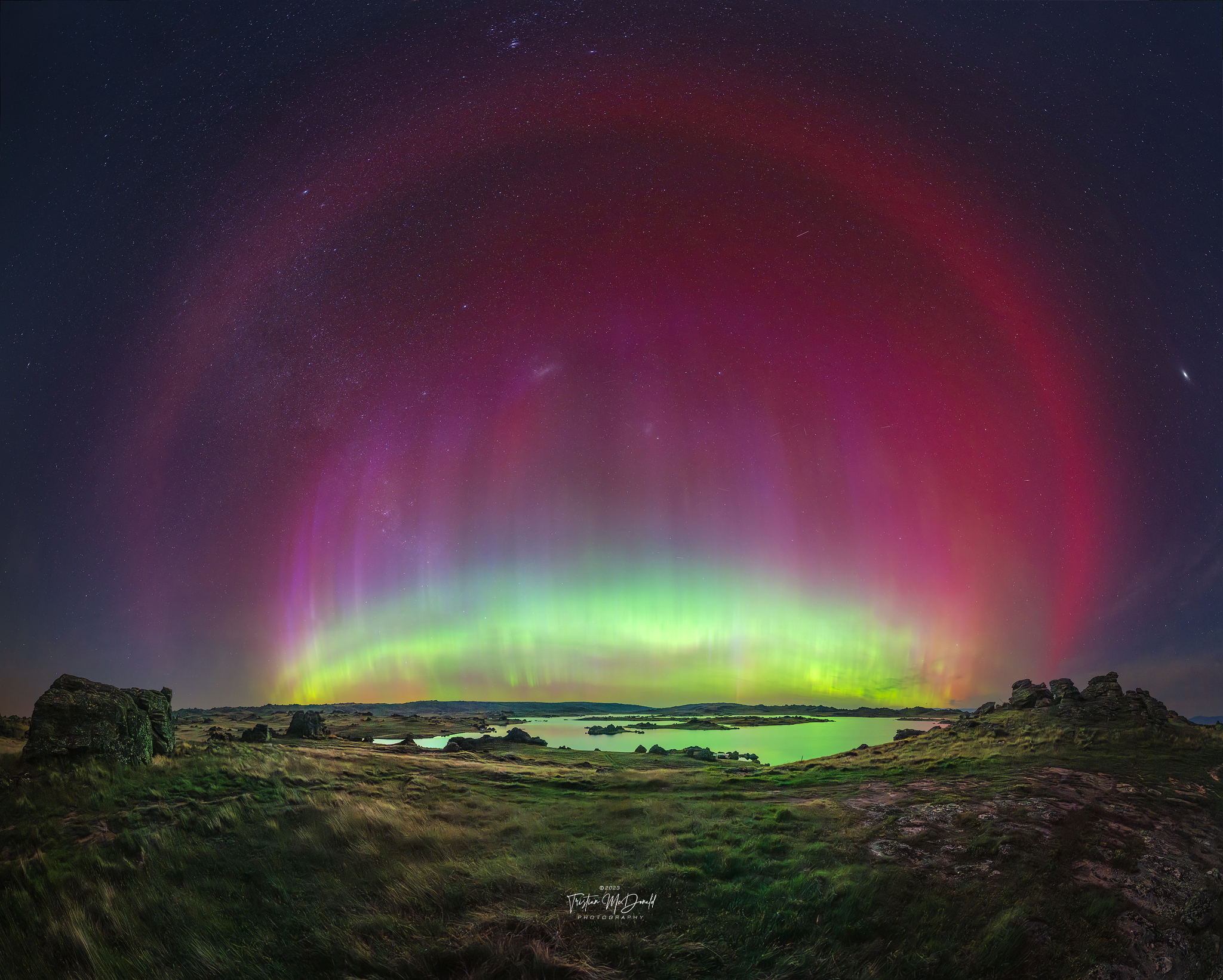 APOD: 2024 January 3 – A SAR Arc from New Zealand