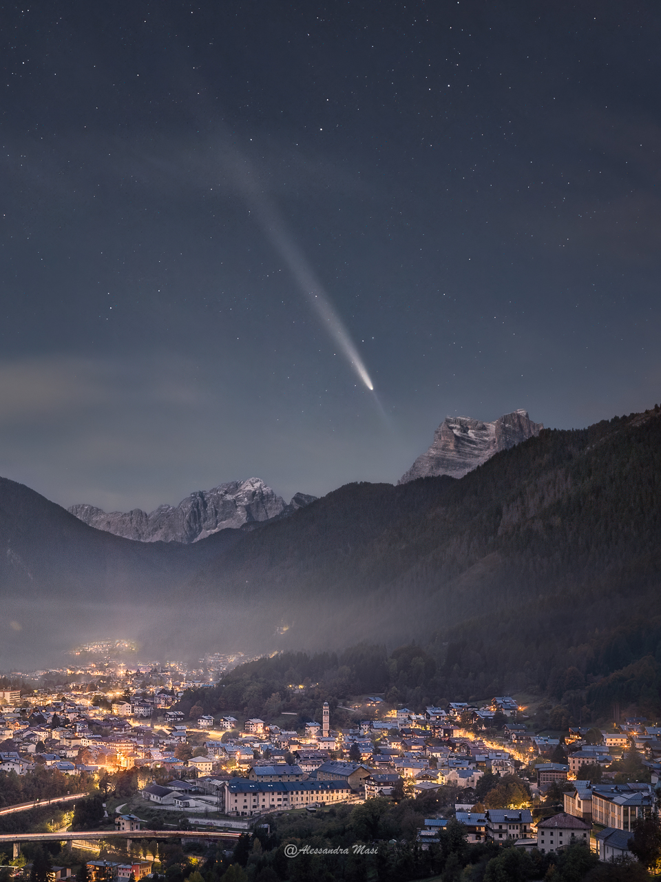 APOD: 2024 November 6 – Comet Tsuchinshan Atlas over the Dolomites