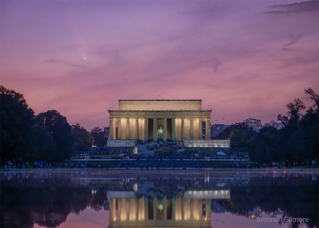 APOD: 2024 October 14 – Comet Tsuchinshan ATLAS Over the Lincoln Memorial