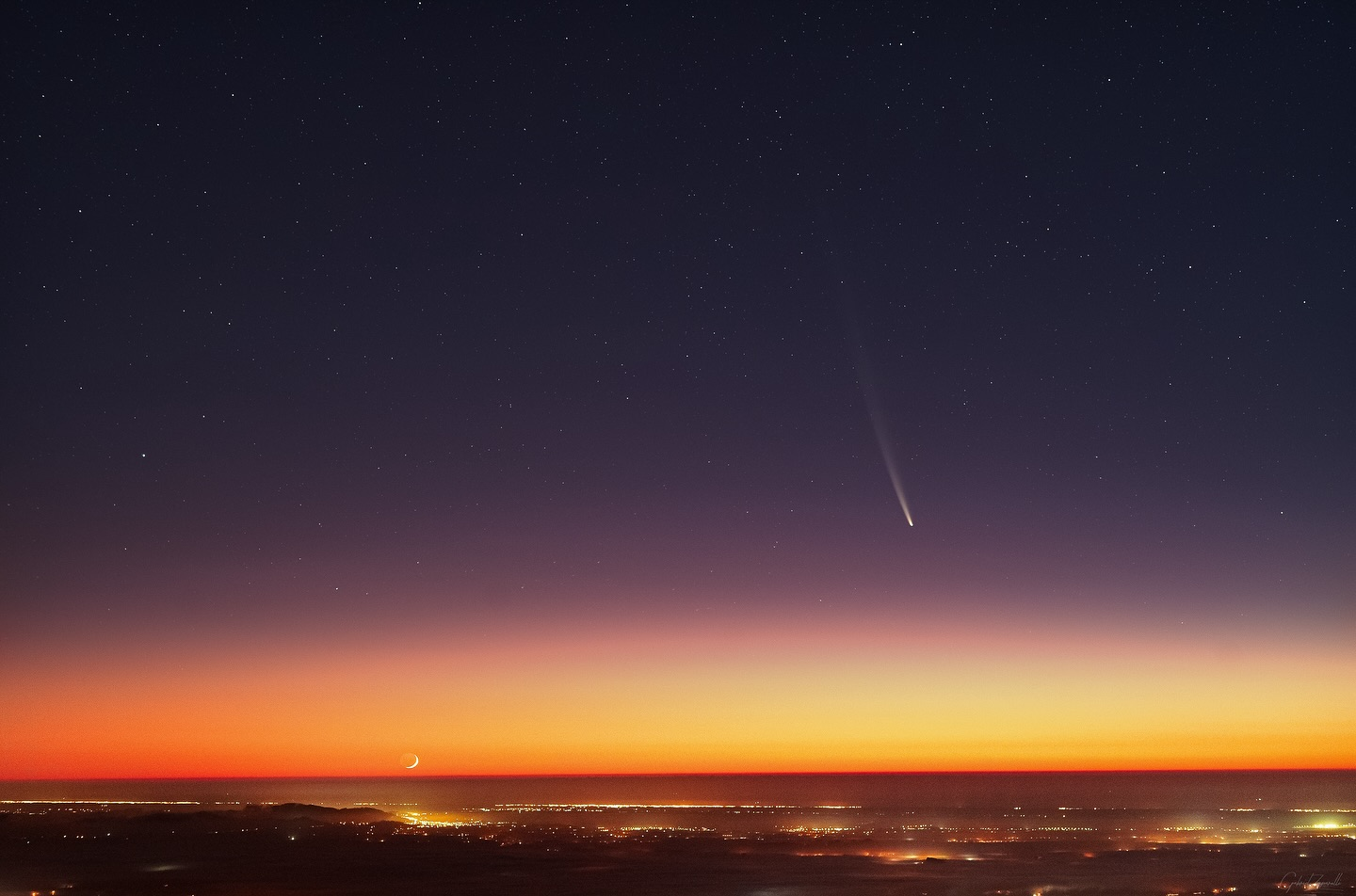 APOD: 2024 October 4 – Comet at Moonrise