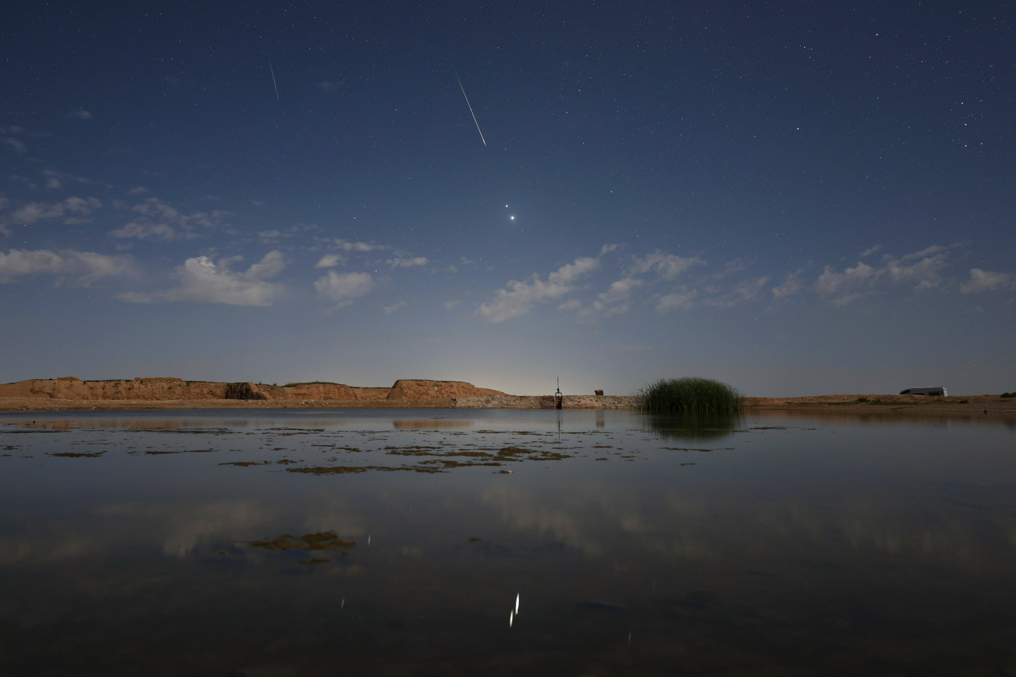 APOD: 2025 August 15 – Moonlight, Planets, and Perseids