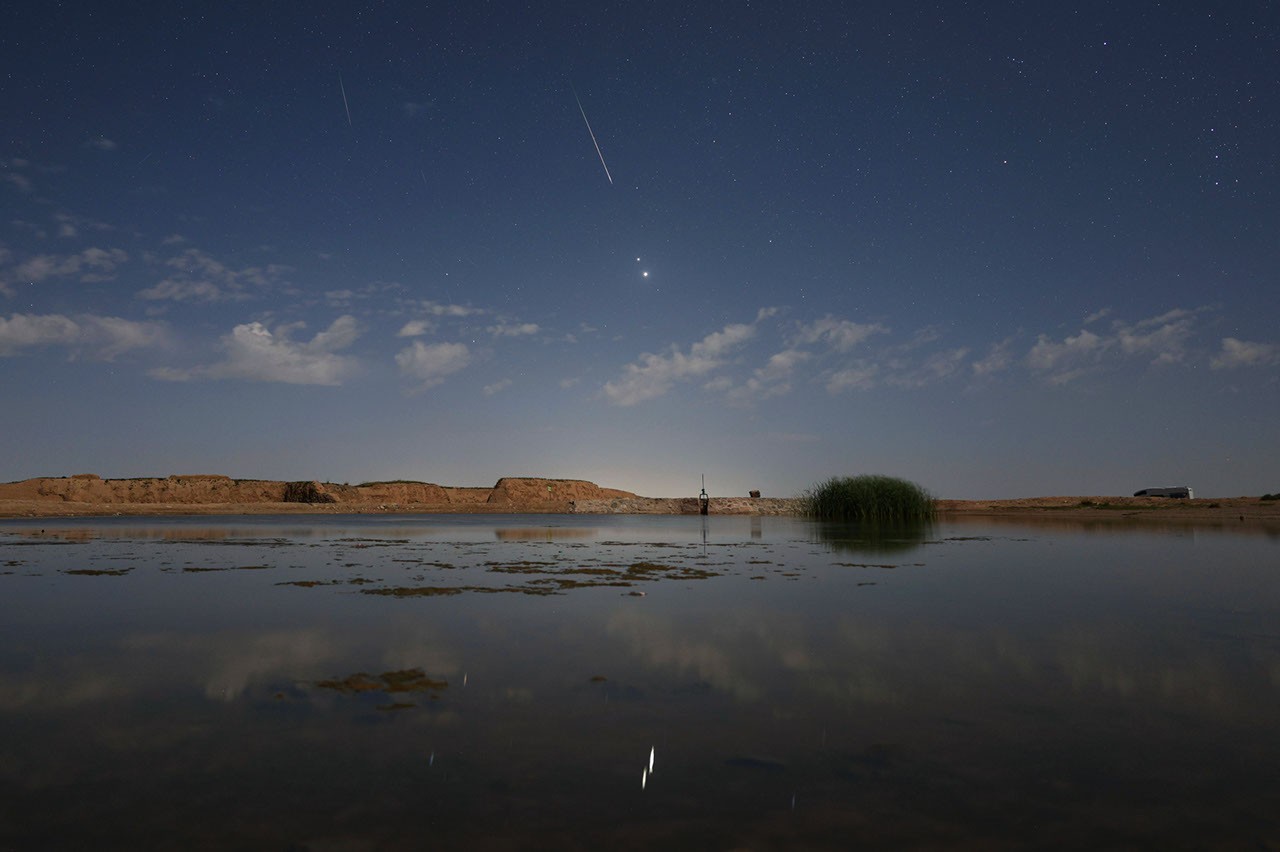 APOD: 2025 August 15 - Moonlight, Planets, and Perseids - NASA Science
