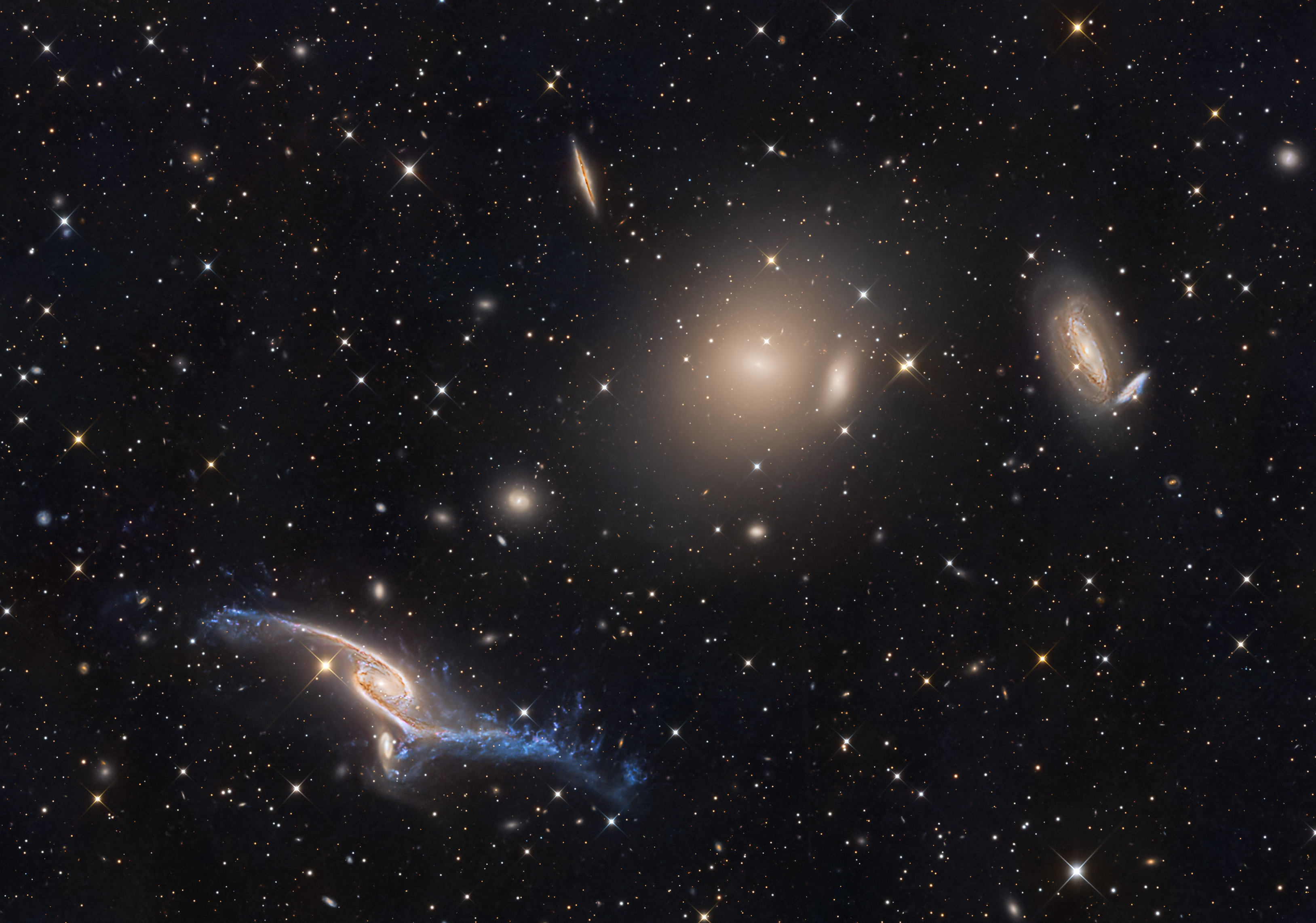 APOD: 2025 August 19 – Giant Galaxies in Pavo