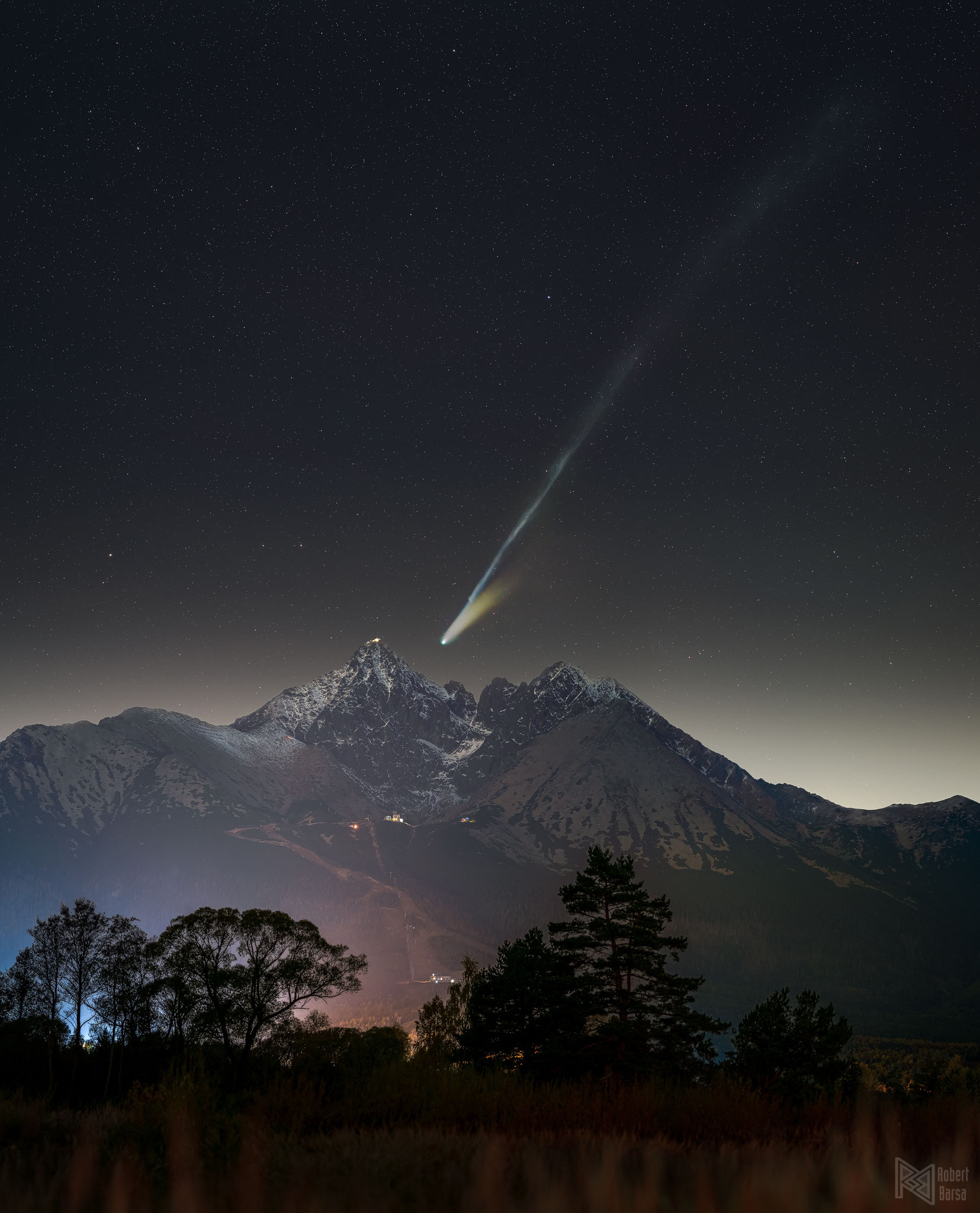 APOD: 2025 November 4 – Comet Lemmon Beyond Lomnický Peak