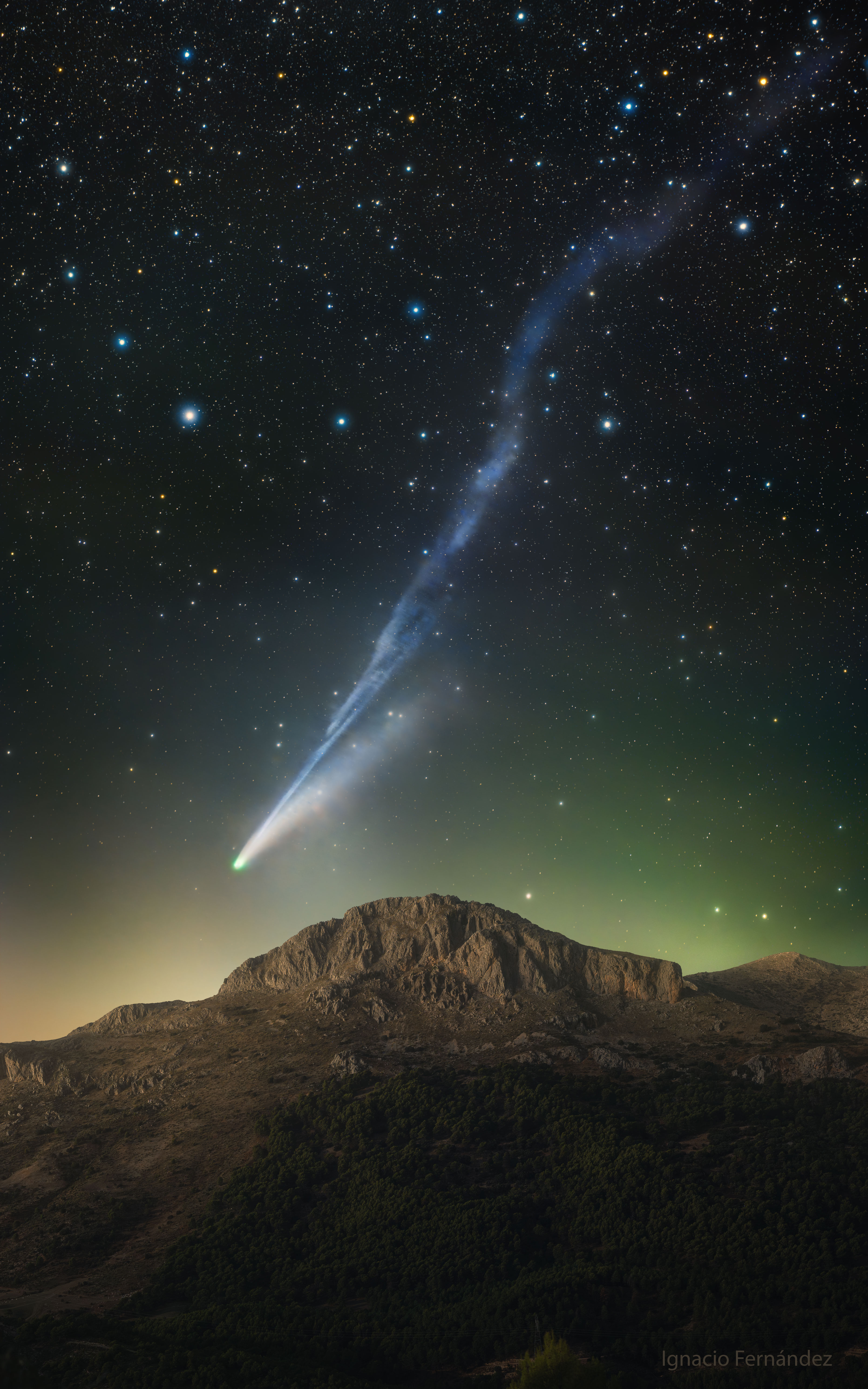 APOD: 2025 November 17 – Comet Lemmons Wandering Tail