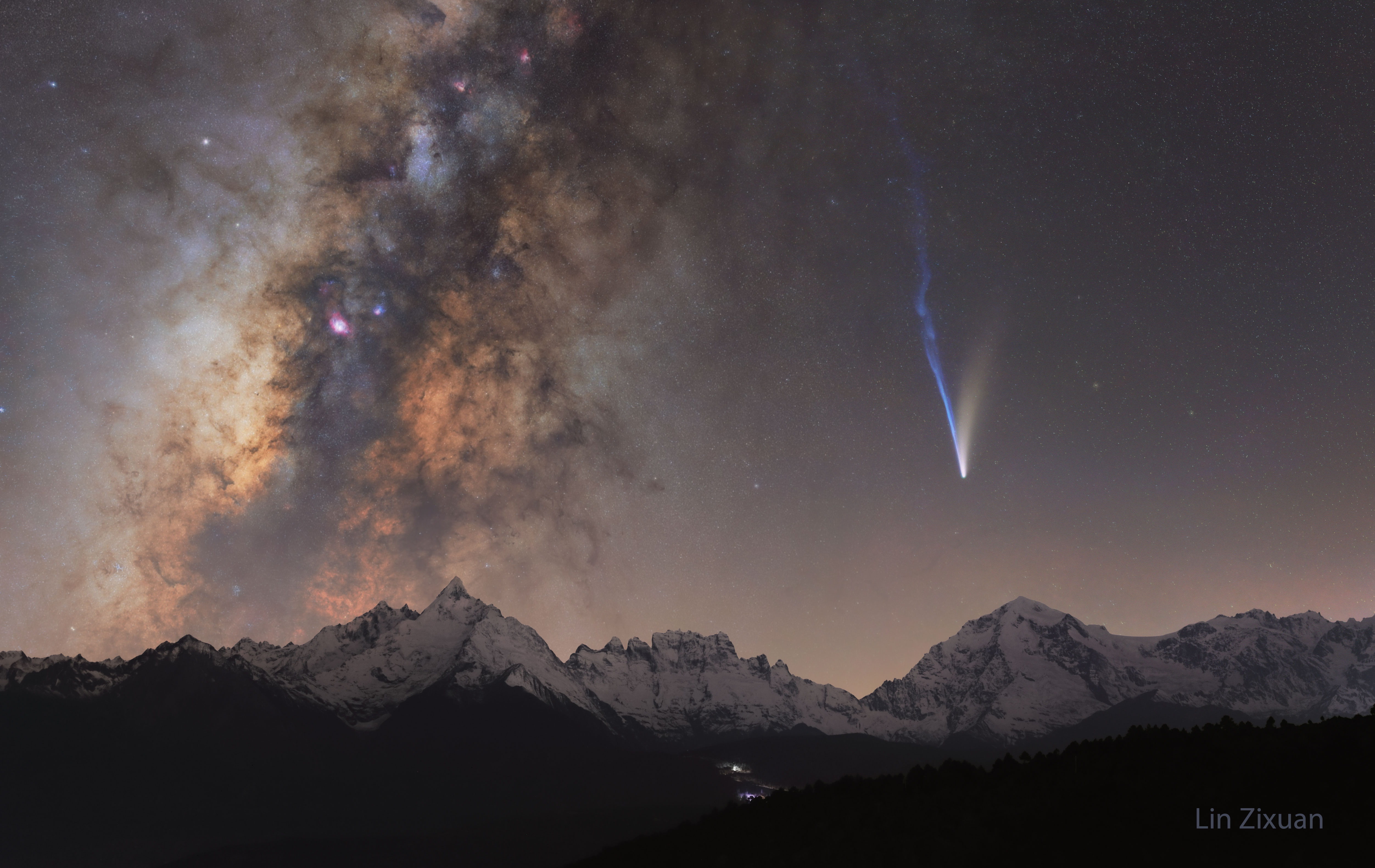 APOD: 2025 November 25 – Comet Lemmon and the Milky Way