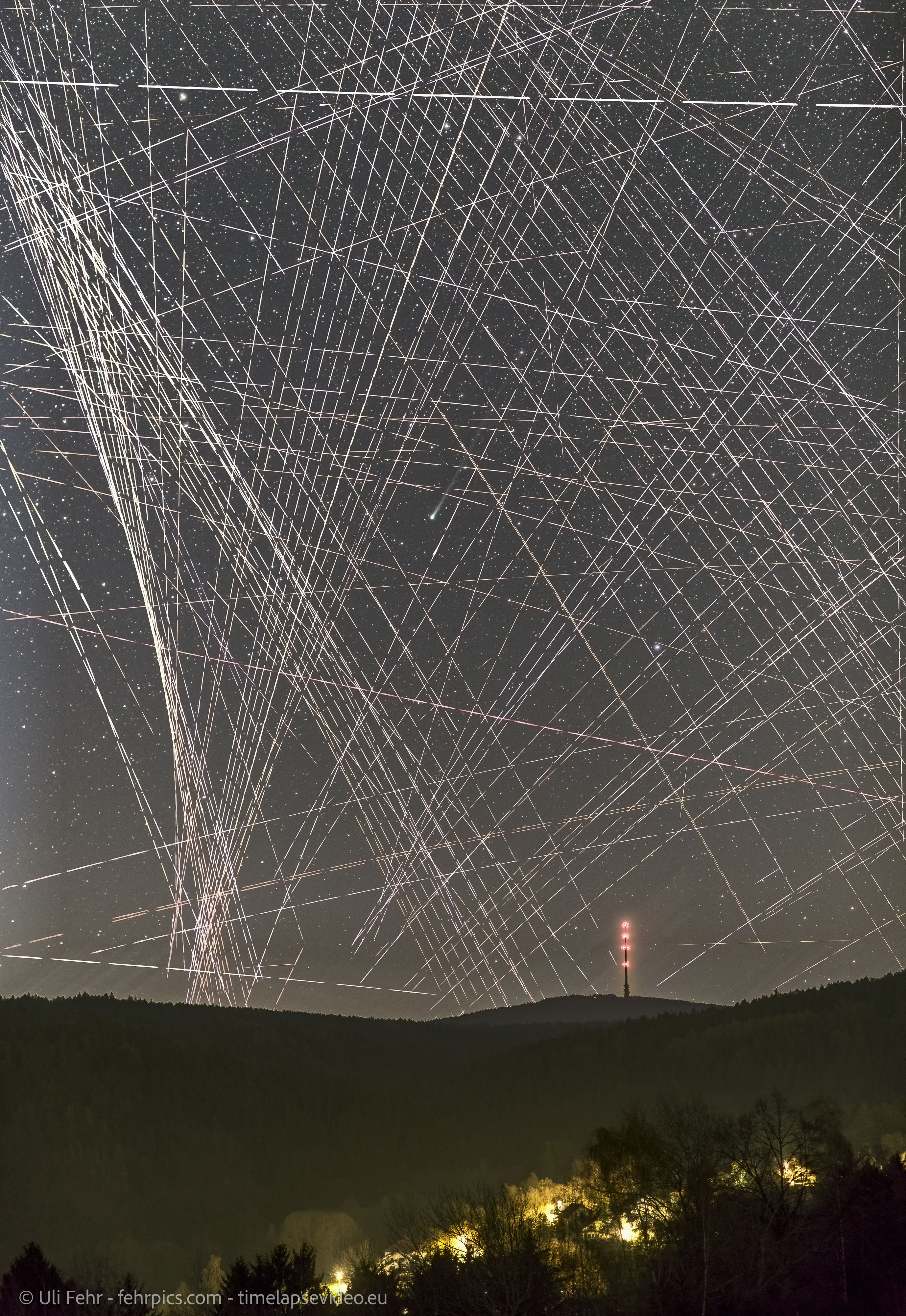 APOD: 2026 April 27 – Comet R3 PanSTARRS Behind Satellite Trails