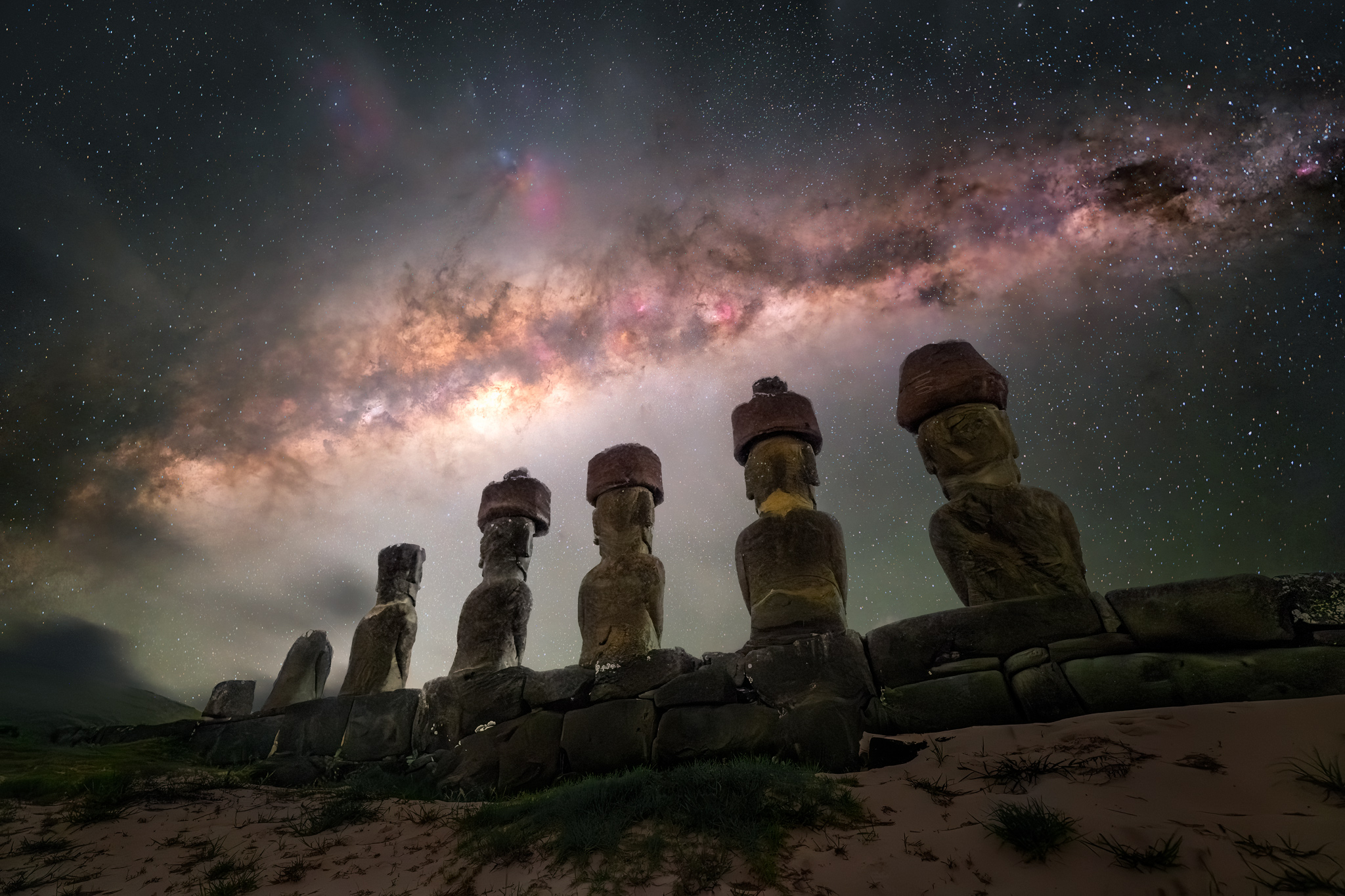 APOD: 2026 March 25 – The Guardians of Rapa Nui beneath the Milky Way