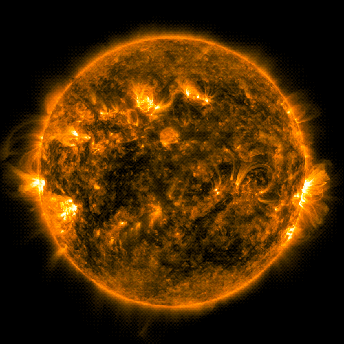 El Observatorio de Dinámica Solar de la NASA captó esta imagen de erupciones solares —como se observa por el brillante destello en la parte superior central— el 2 de mayo de 2024. La imagen muestra una mezcla de luz de 171 ángstrom y 131 ángstrom, los cuales son subconjuntos de luz en el ultravioleta extremo.