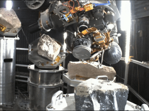 Este video capta una prueba con la herramienta de limpieza gaseosa de polvo (gDRT) de Perseverance dentro de una cámara de vacío en el Laboratorio de Propulsión a Chorro (JPL) de la NASA en agosto de 2020. La herramienta dispara chorros de gas nitrógeno a los residuos y el polvo que cubren una roca después de que ha sido esmerilada por el rover.