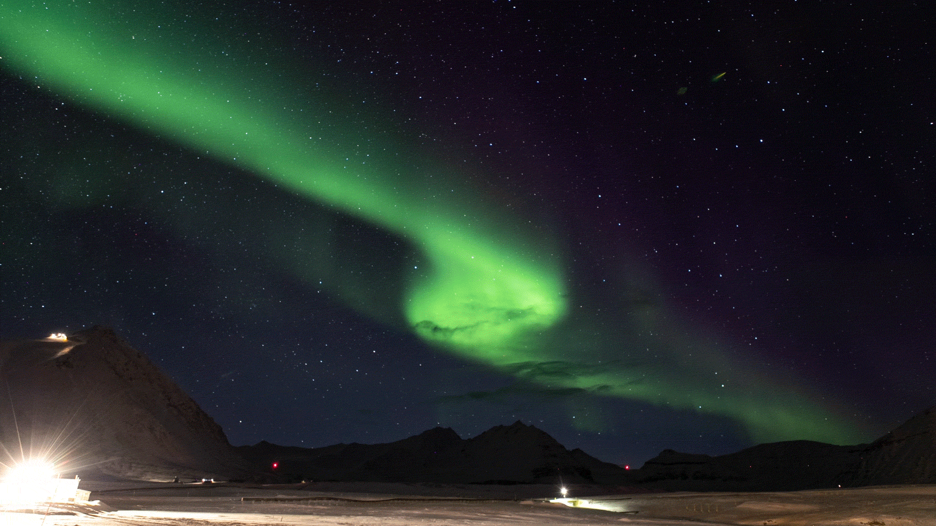 Aurora in Ny-Ålesund, Svalbard, on December 6, 2018. A GIF optimized for Twitter.