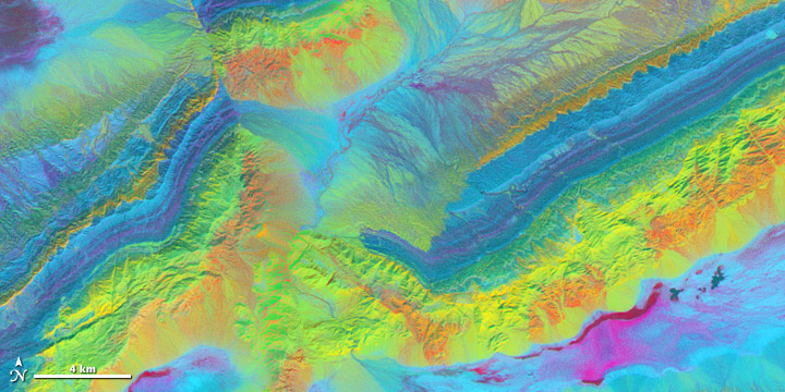 Decorrelated 3-band shortwave-infrared image of the Piquiang Fault, China.
