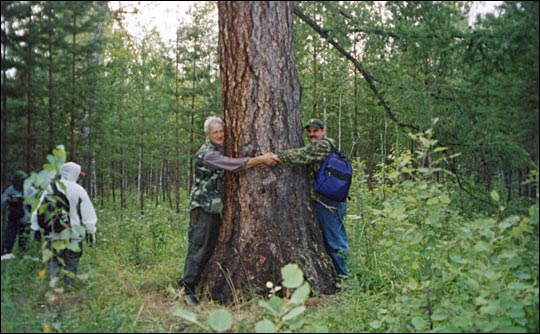 Photograph of Slava and Jon hugging a tree.