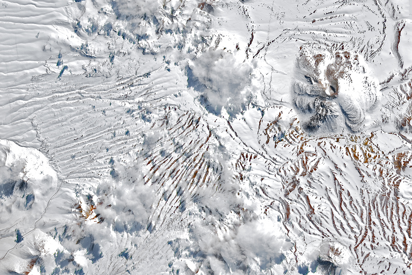 NASA 卫星影像：阿塔卡马沙漠罕见积雪