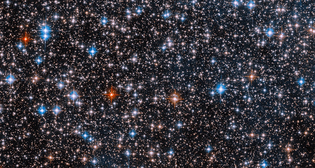 Dichtes Sternfeld aus blauen, roten und weißen Sternen, ein Blick tief in den Sagittarius-Spiralarm der Milchstraße