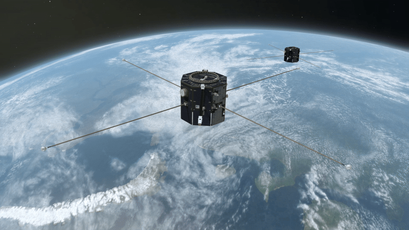 Una animación que muestra dos naves espaciales octogonales de color negro orbitando sobre la Tierra, un orbe azul y verde debajo de los satélites, con un fondo negro que representa el espacio.