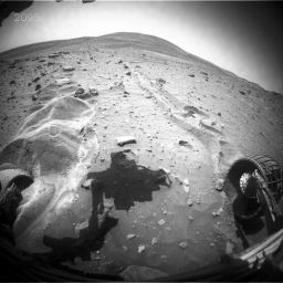 This blink comparison aids evaluation of a drive by NASA's Mars Exploration Rover Spirit during the rover's 2,099th Martian day, or sol (Nov. 28, 2009).