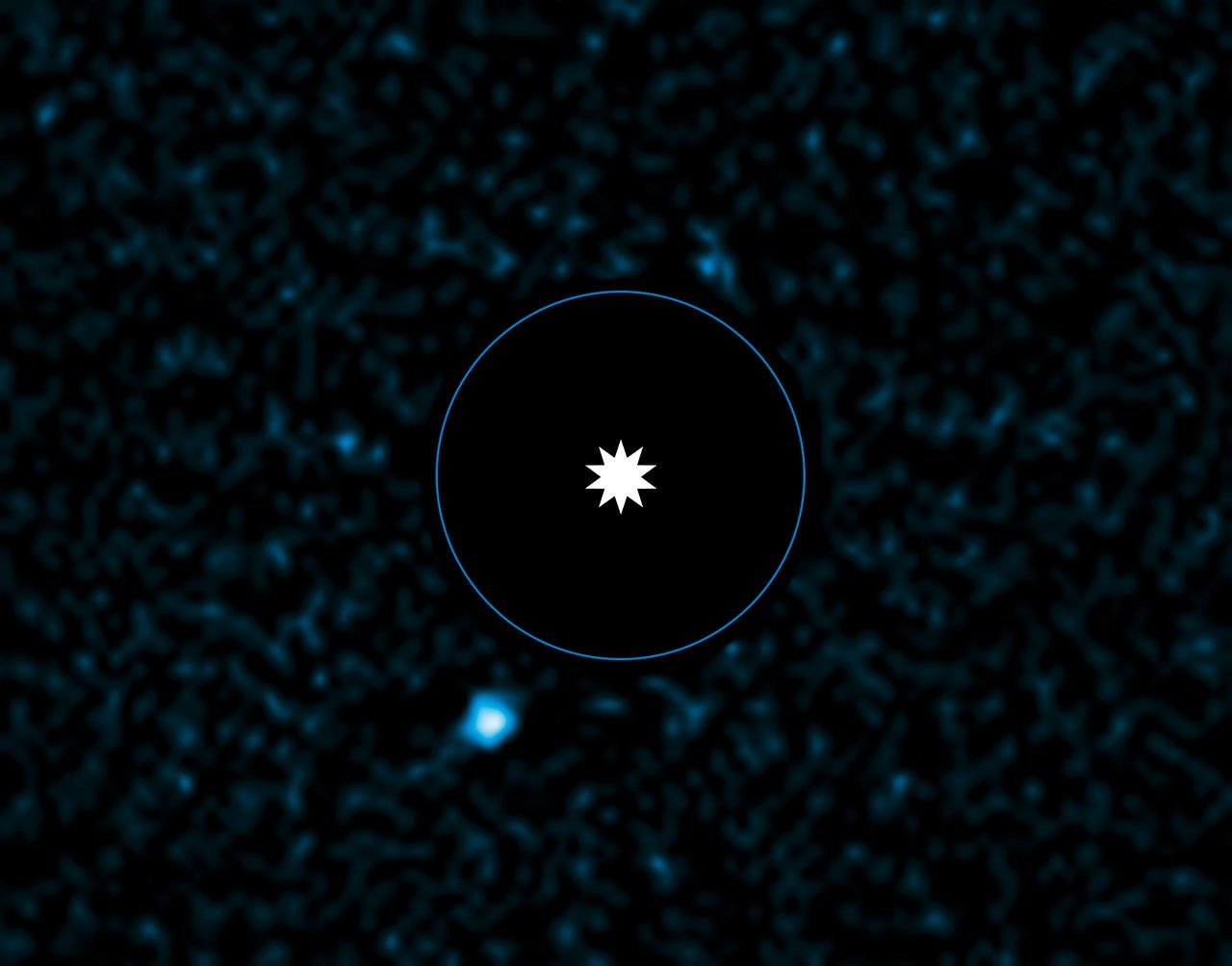 A team of astronomers using ESO’s Very Large Telescope has imaged a faint object moving near a bright star. With an estimated mass of four to five times that of Jupiter, it would be the least massive planet to be directly observed outside the Solar System. The discovery is an important contribution to our understanding of the formation and evolution of planetary systems. Image credit: ESO/J. Rameau