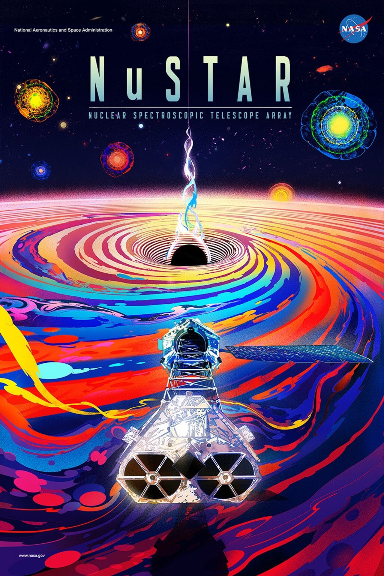 El cartel muestra el telescopio espacial NuSTAR en primer plano. En el fondo hay un agujero negro, con un disco de acreción a su alrededor y un chorro que emerge por encima de él. Las estrellas de neutrones en explosión se pueden ver más allá del disco de acreción del agujero negro.