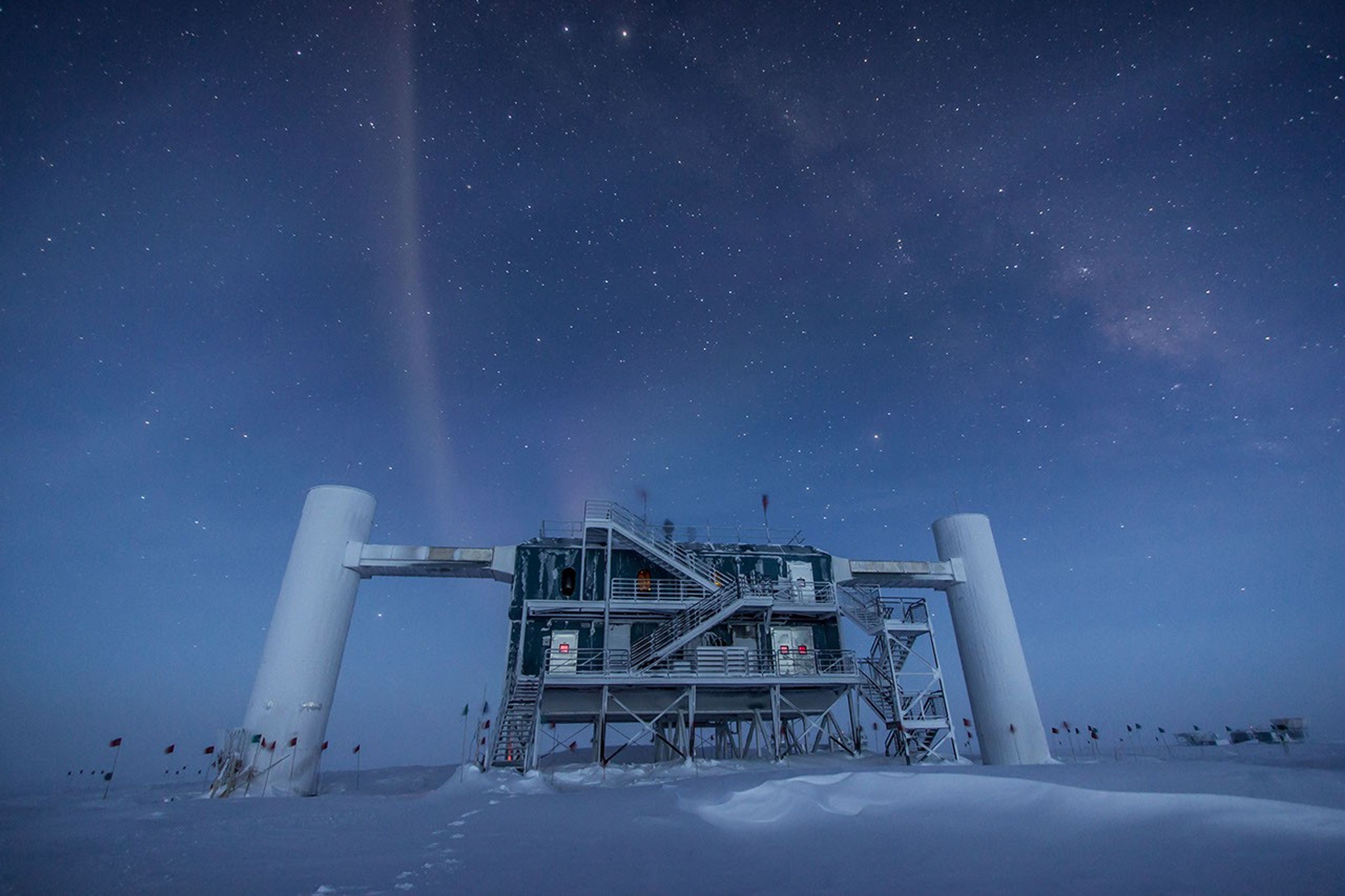 Photo of the IceCube Neutrino Observatory under a starry sky