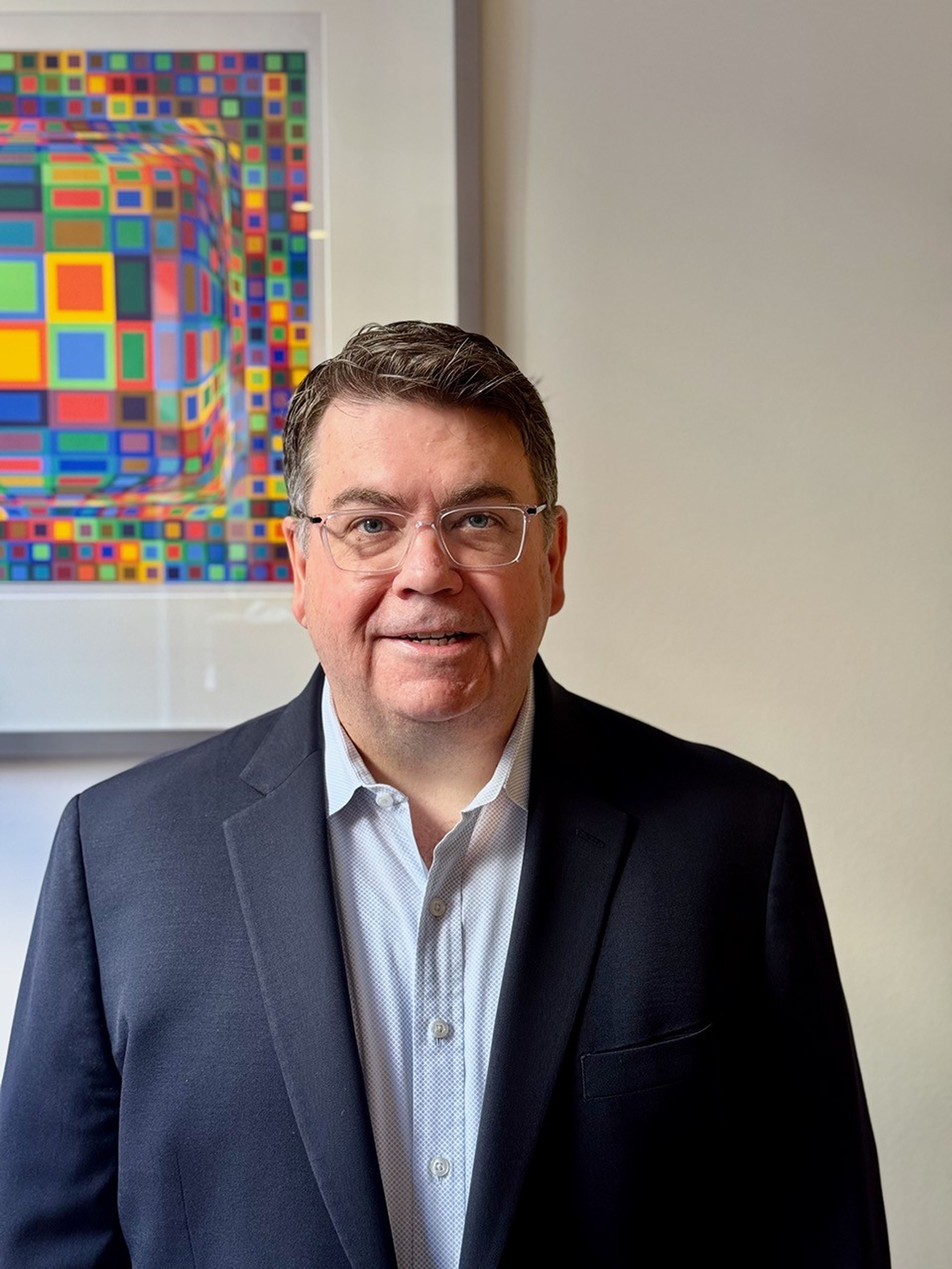 Portrait photo of a man wearing glasses